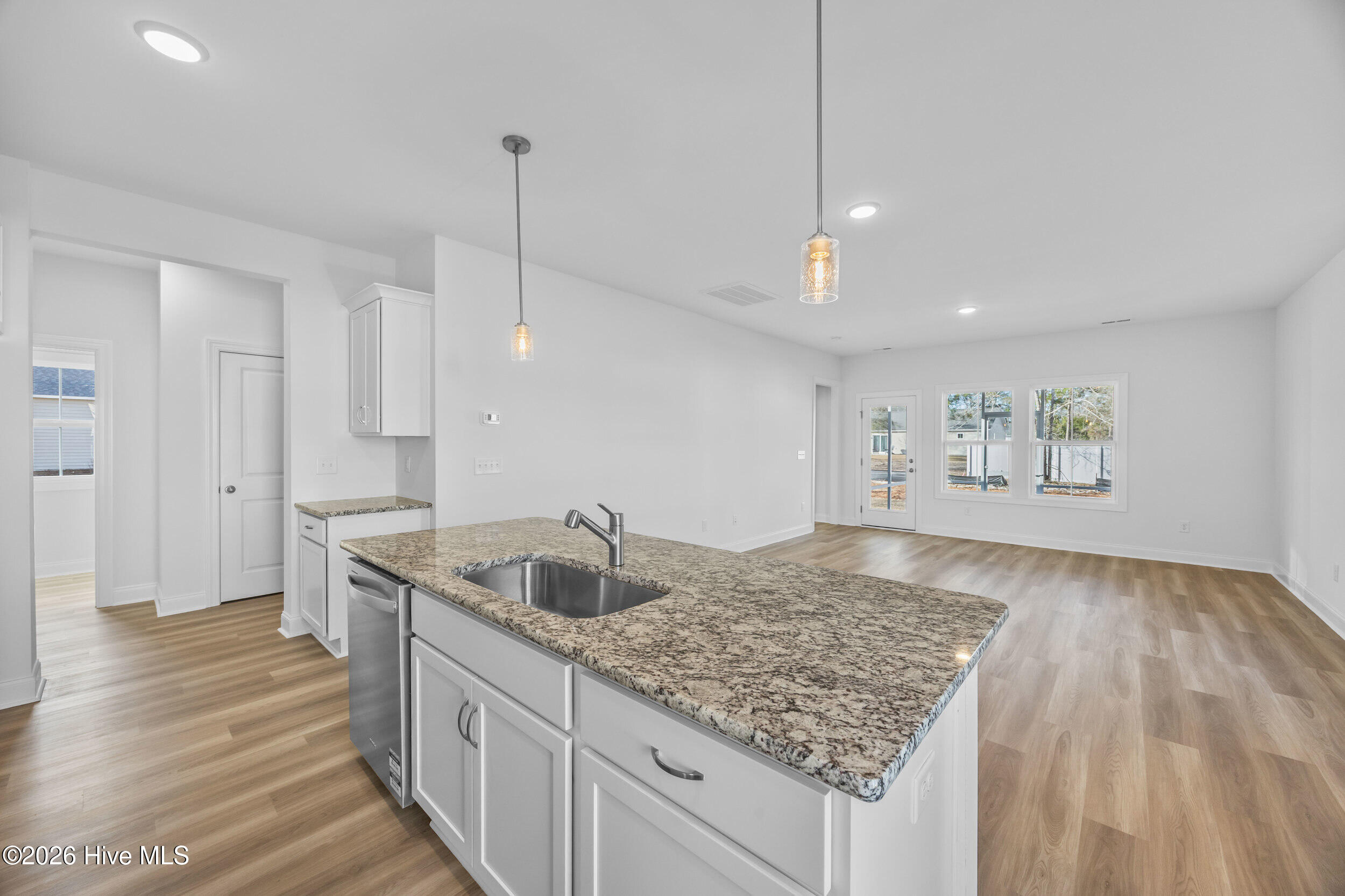 100549370 | Photo 14