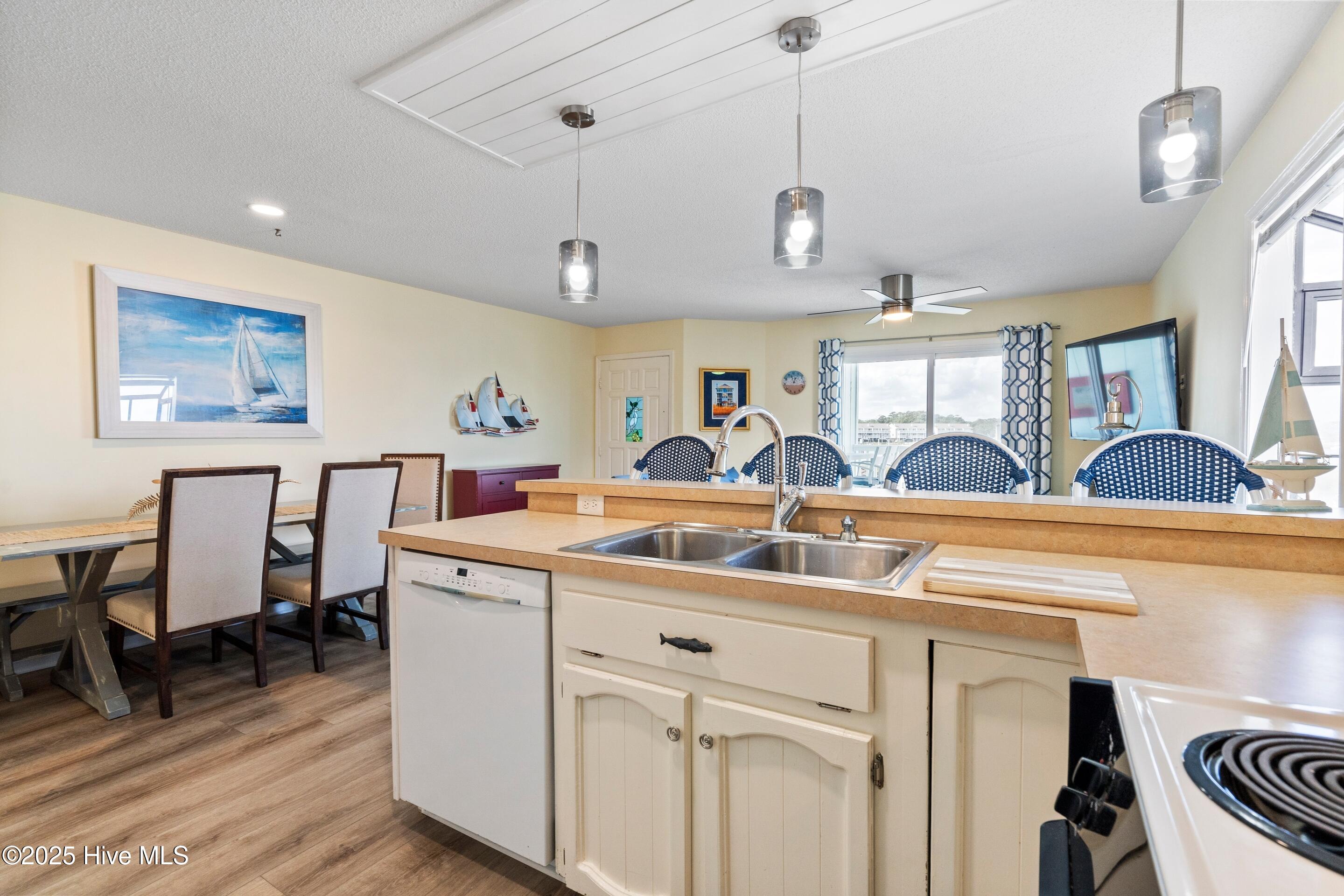 100536388 | Photo 13