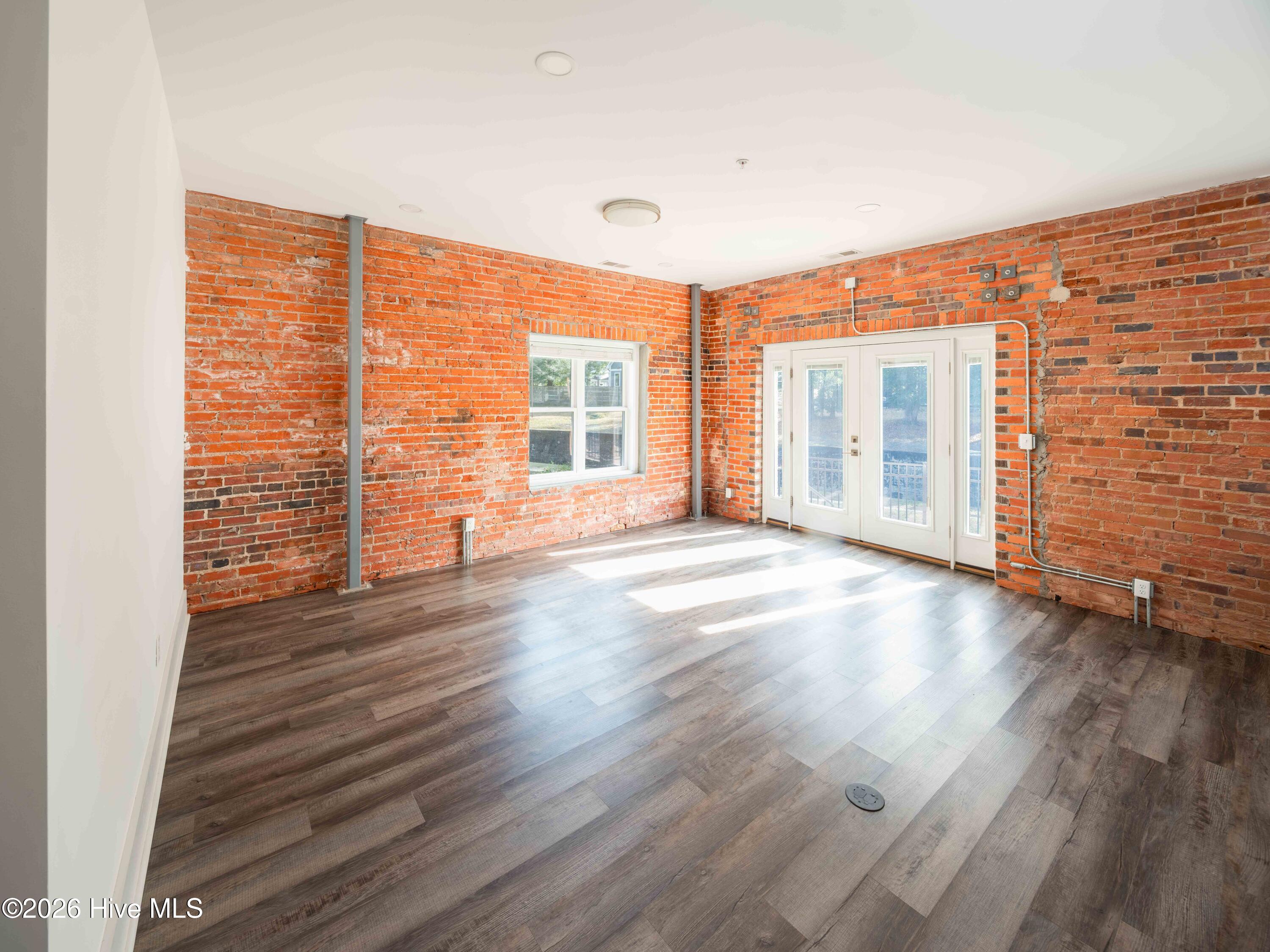 100549852 | Photo 26