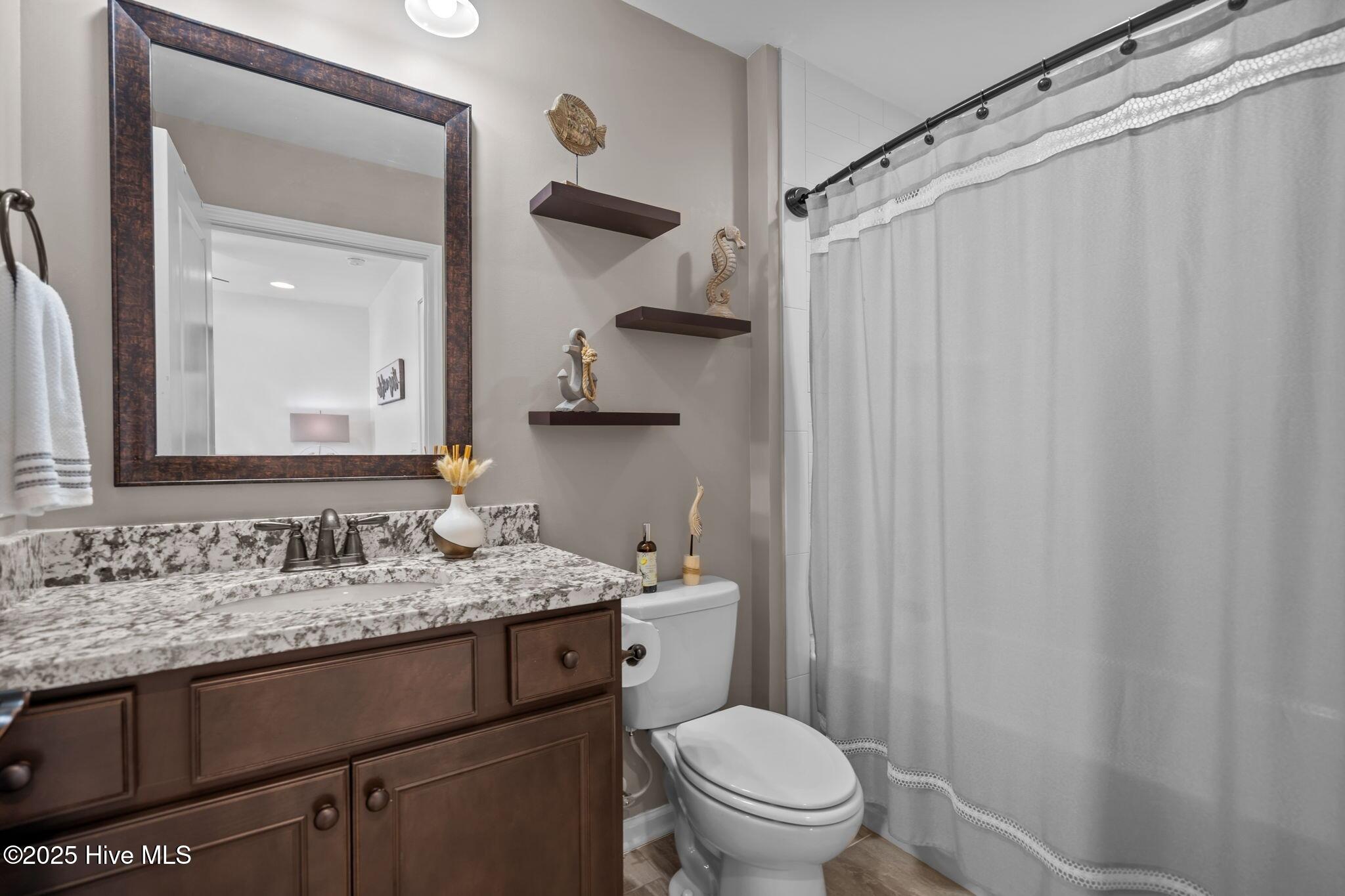 100528063 | Photo 32