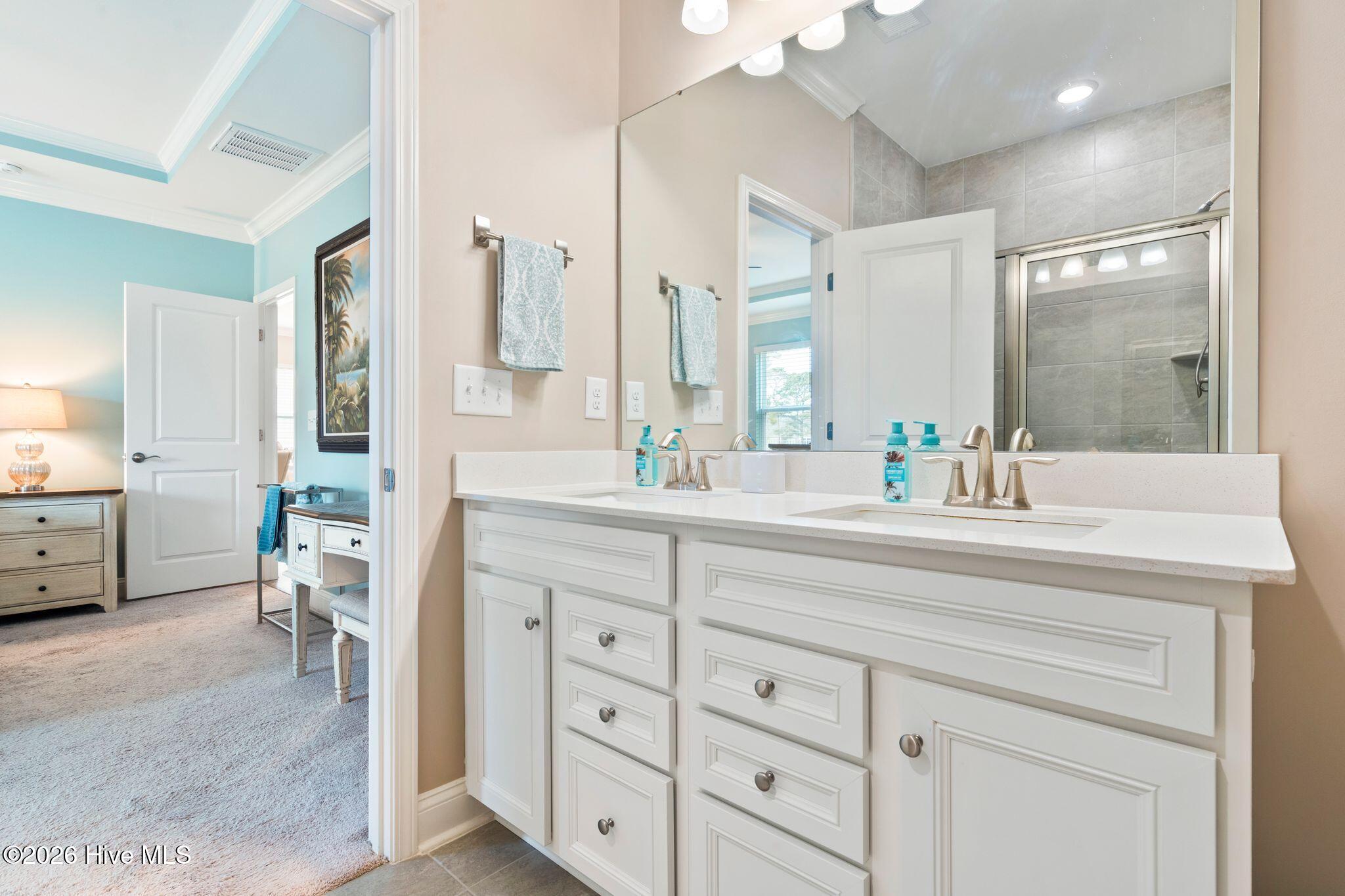 100553867 | Photo 26