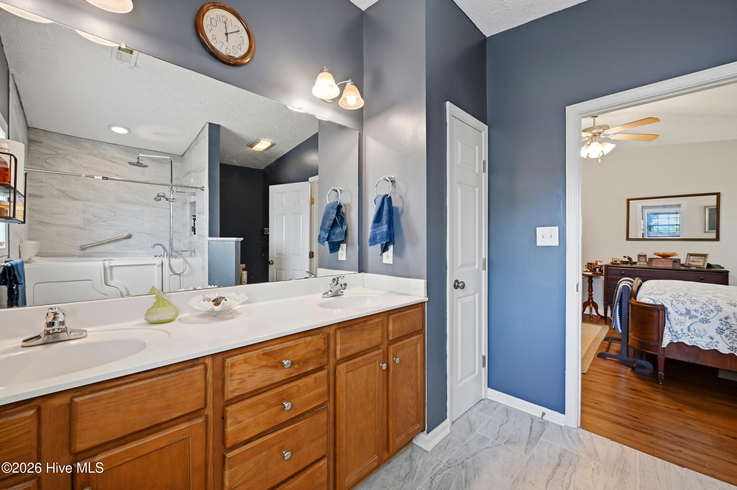 100566143 | Photo 20