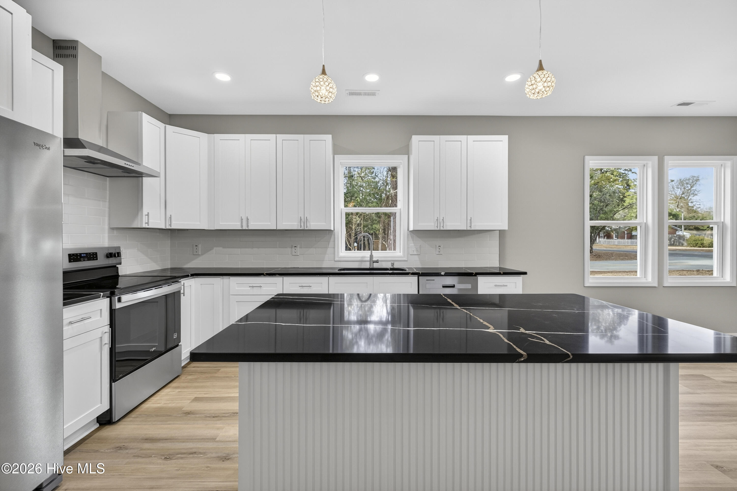 100548681 | Photo 15