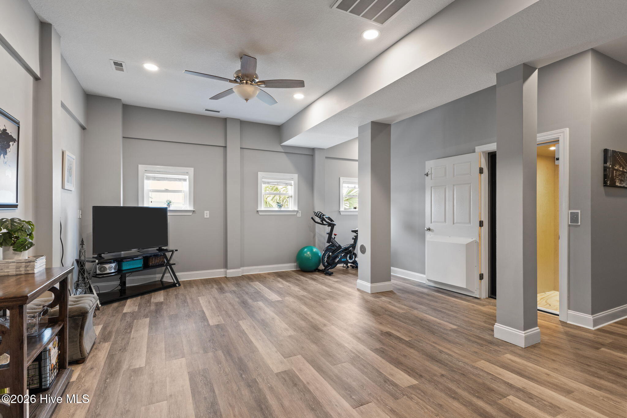 100563180 | Photo 41