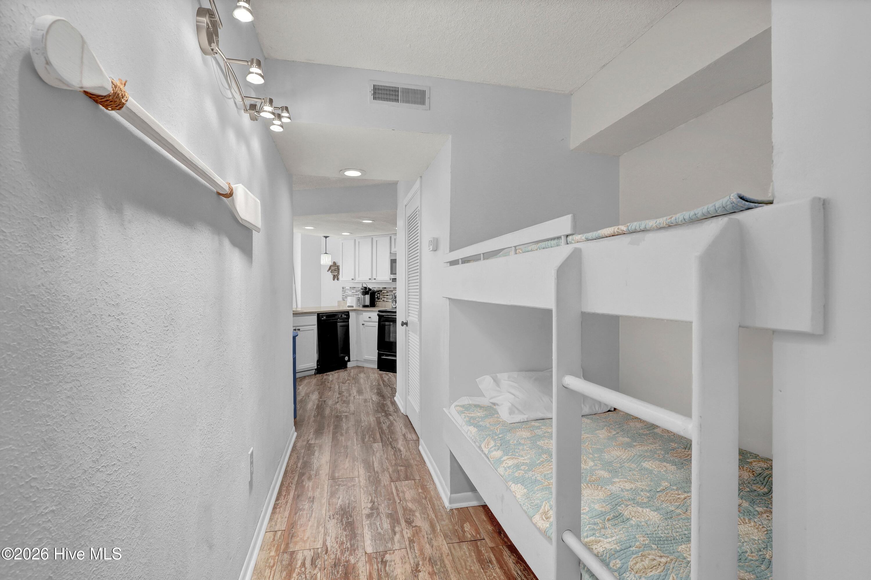 100565249 | Photo 23