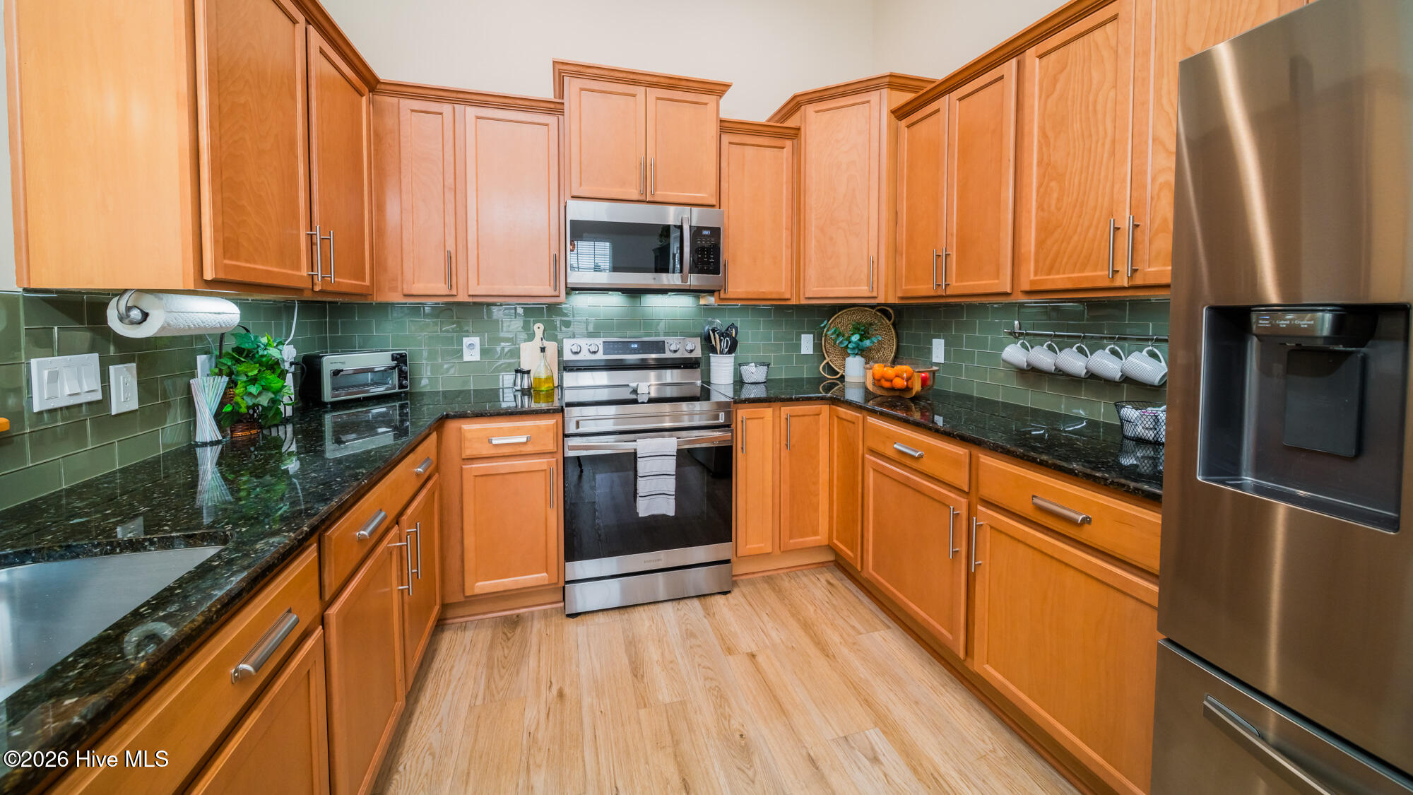 100557894 | Photo 14