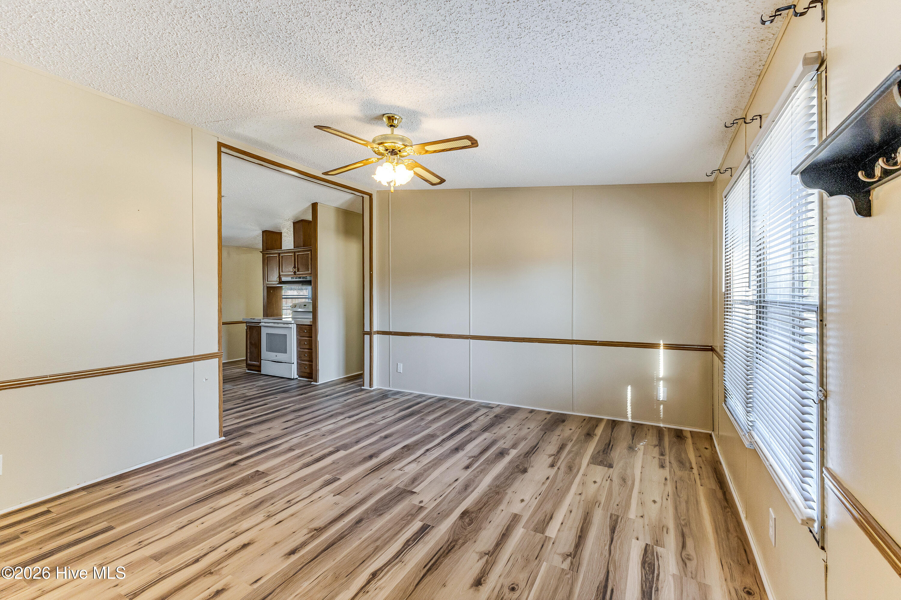 100564179 | Photo 33