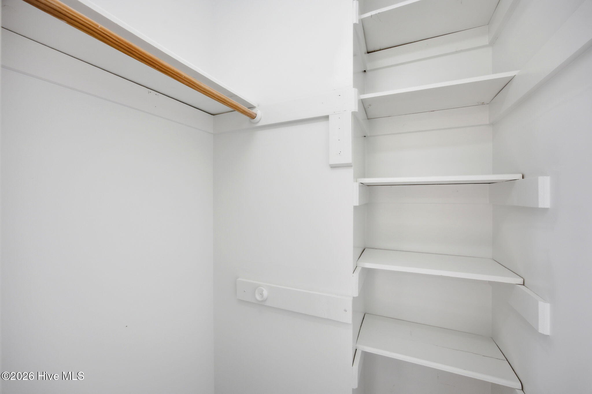 100568070 | Photo 17