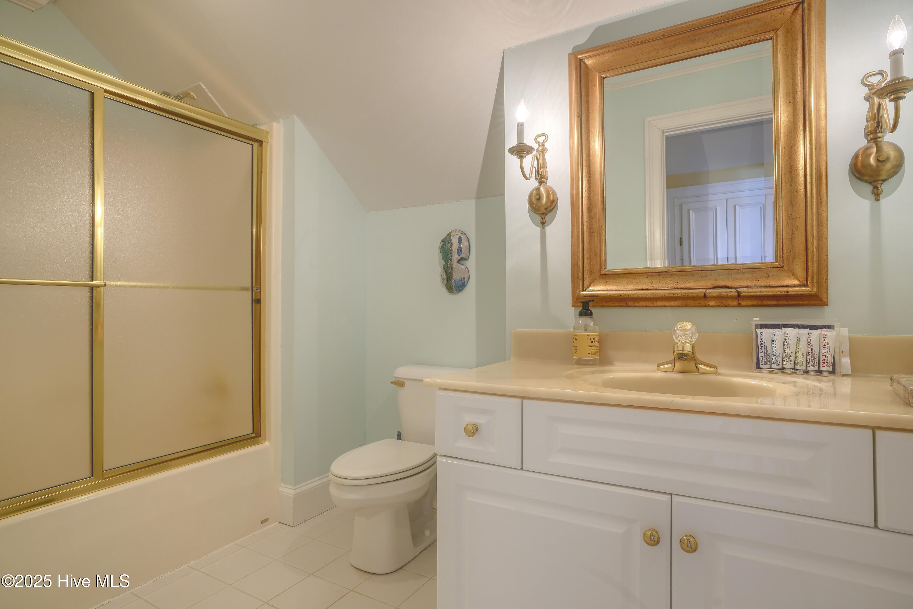 100512986 | Photo 40