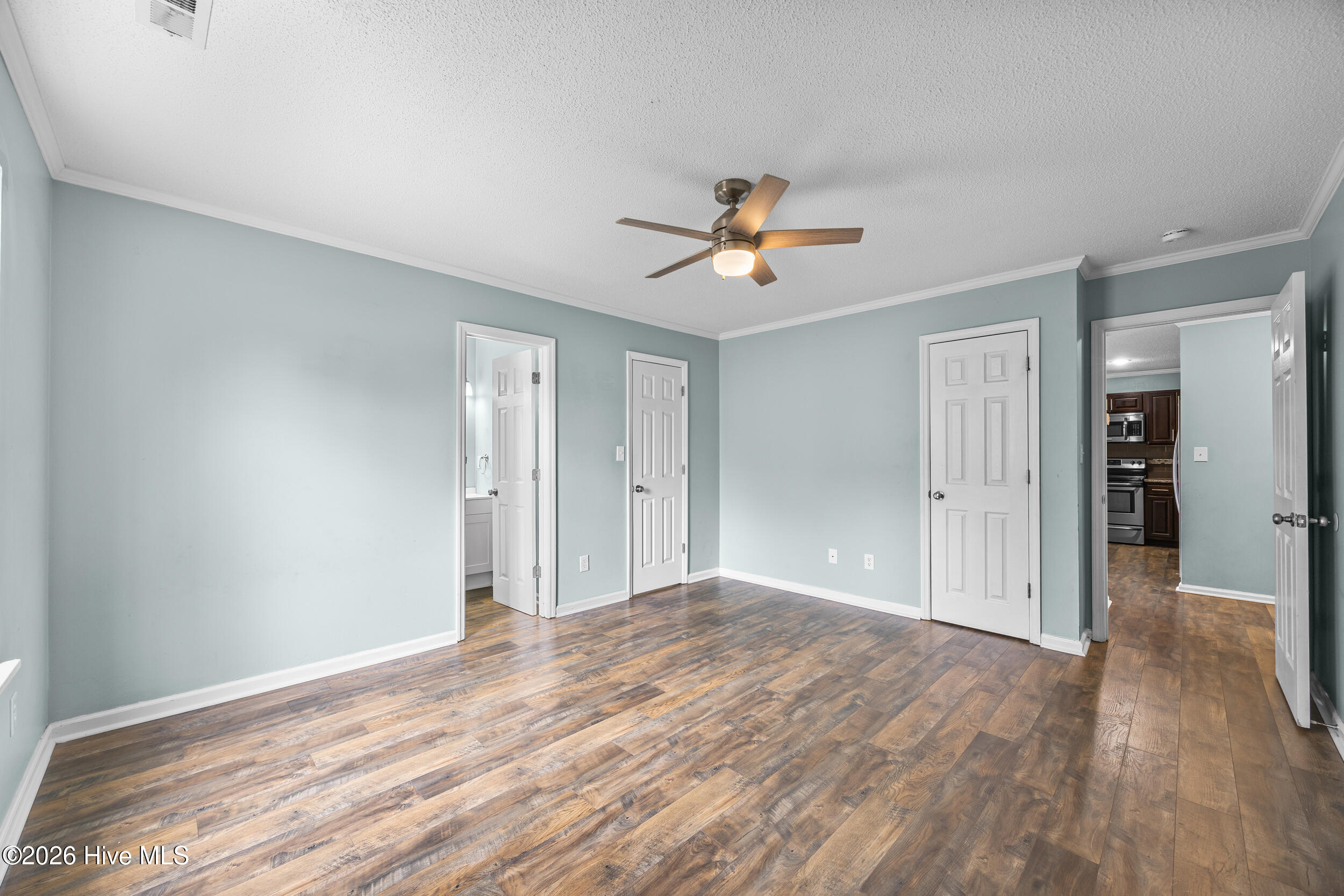 100557892 | Photo 23