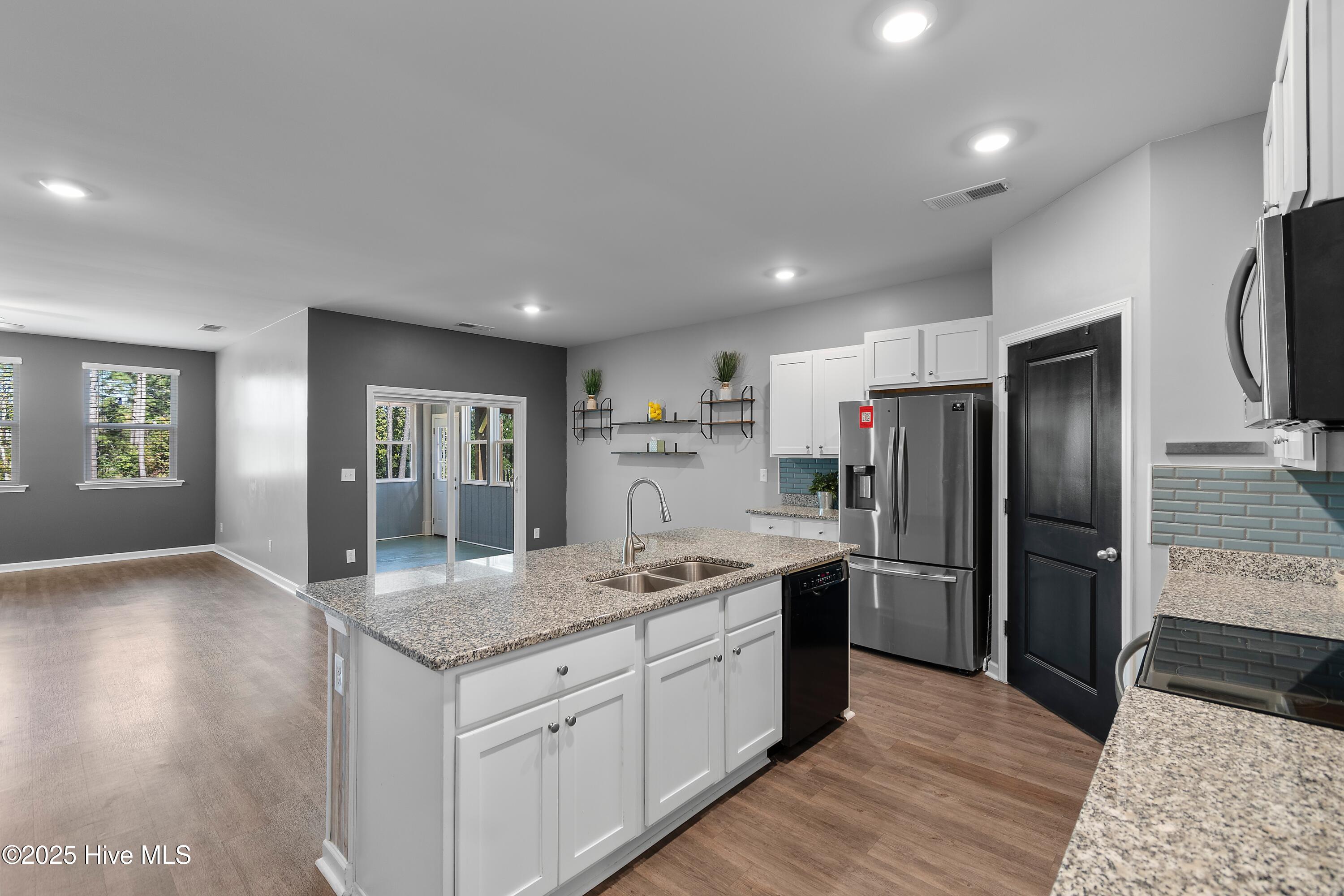 100537510 | Photo 12