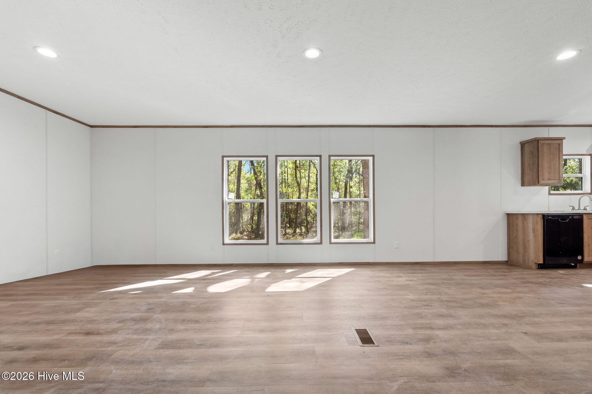 100569950 | Photo 43