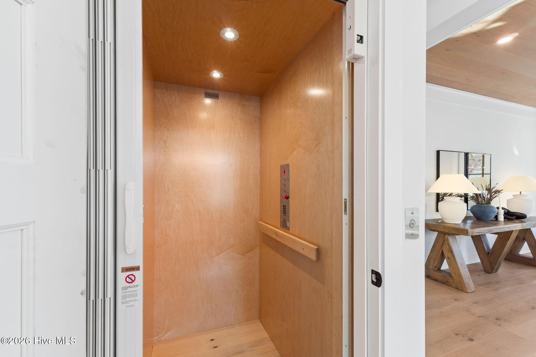 100548911 | Photo 41