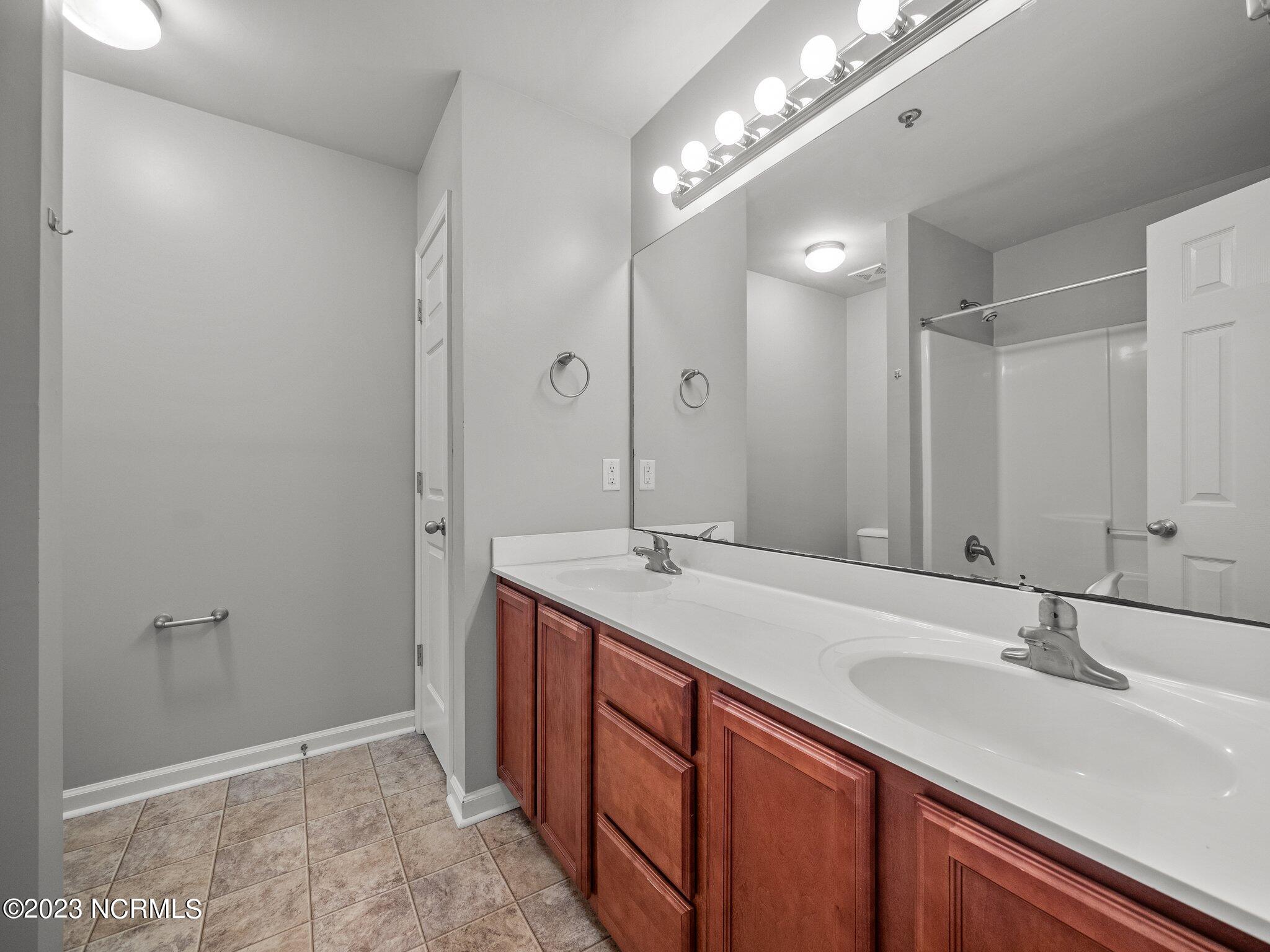 100560700 | Photo 13