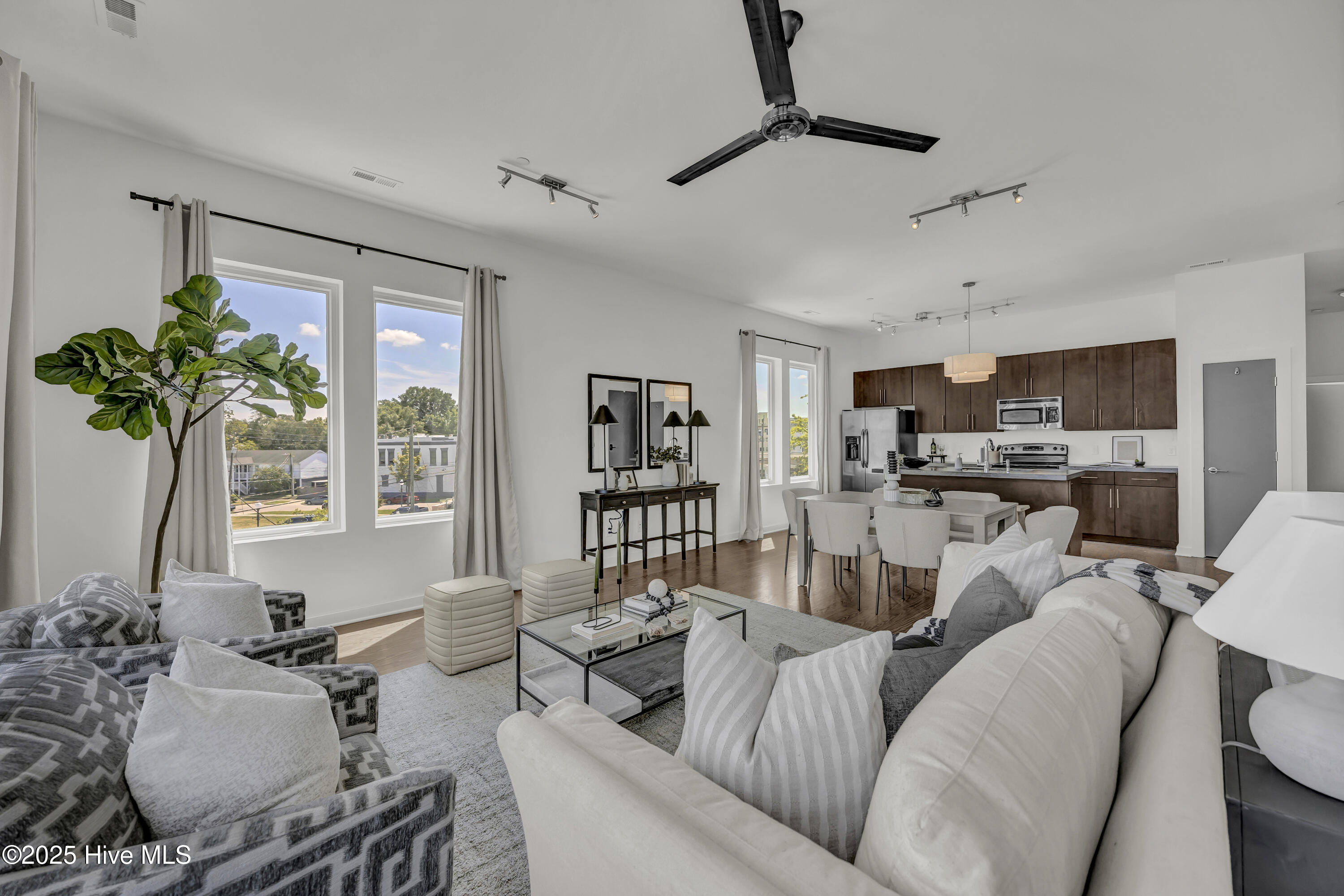 100561607 | Photo 16