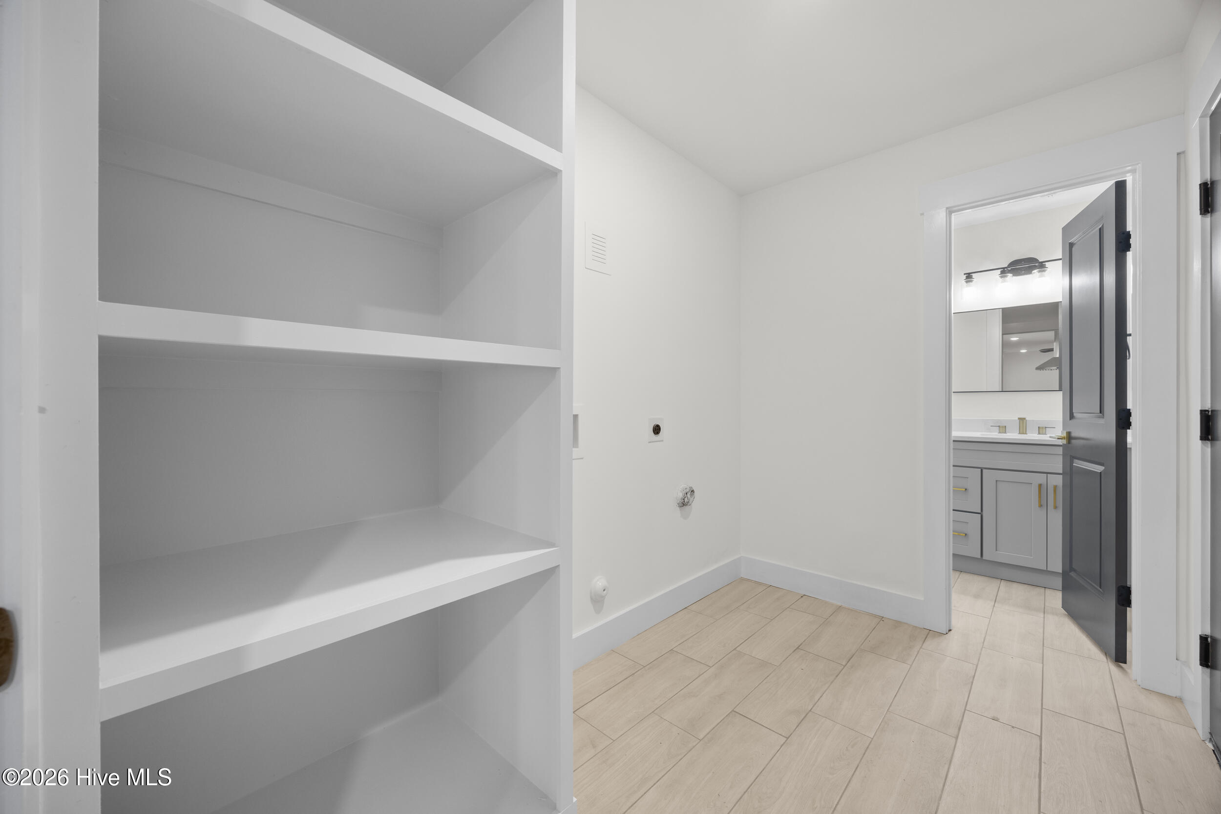 100556943 | Photo 35