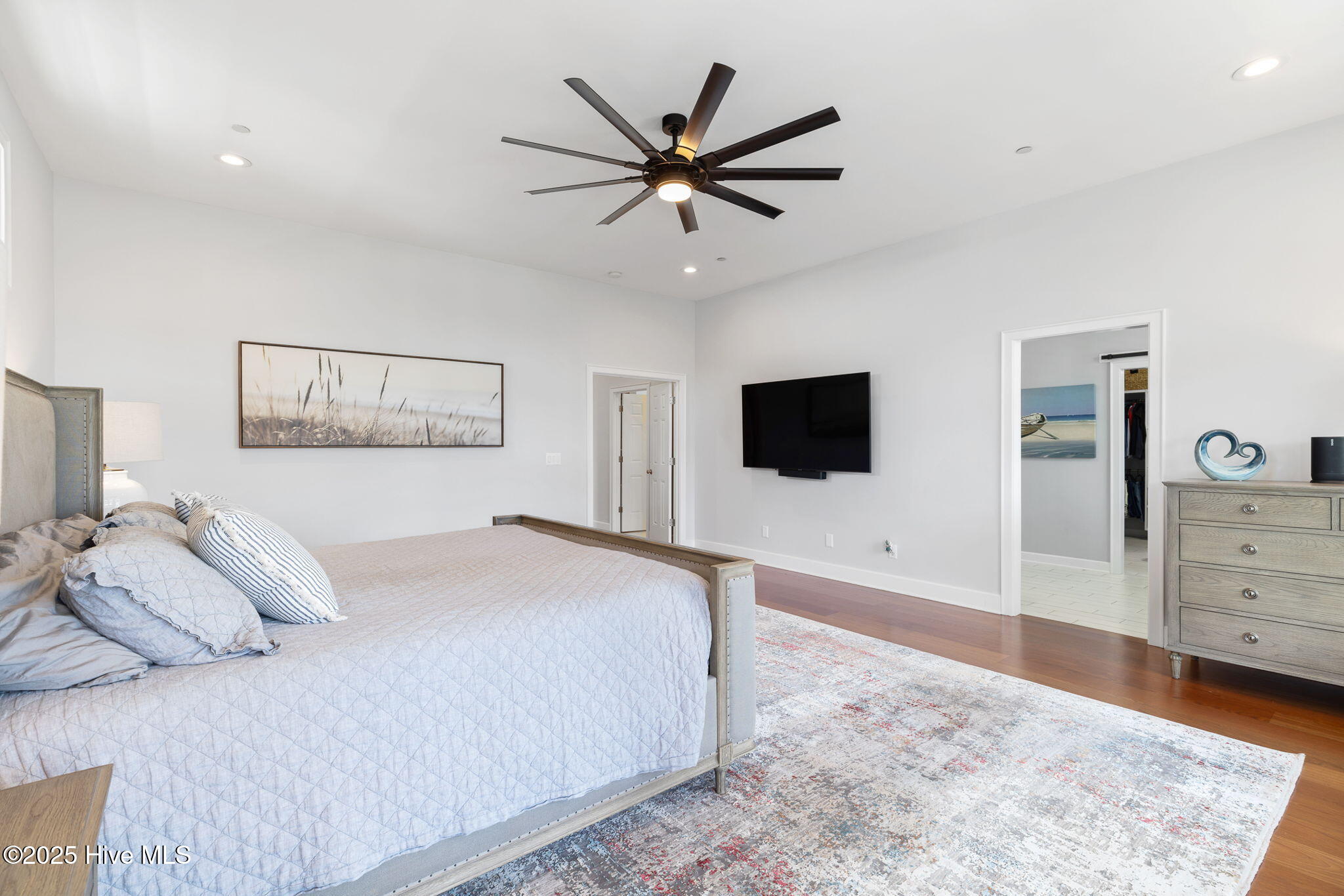 100548263 | Photo 37