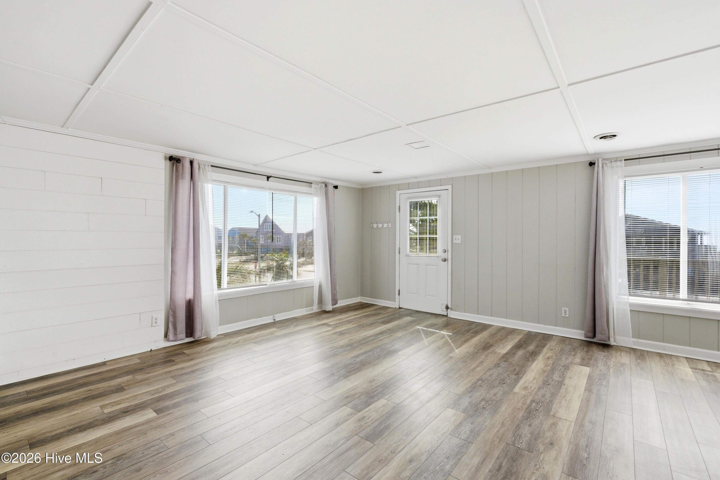 100557870 | Photo 21