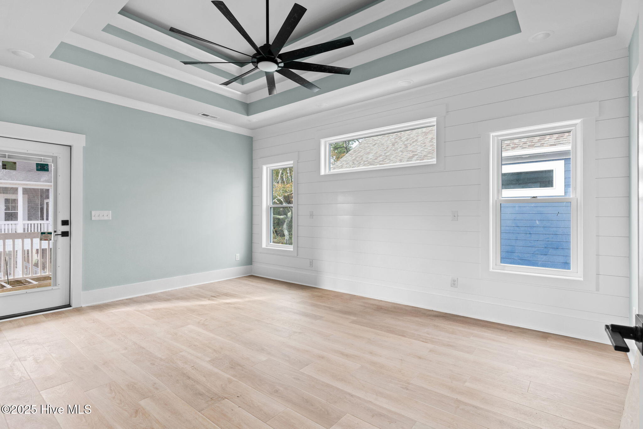 100548785 | Photo 16