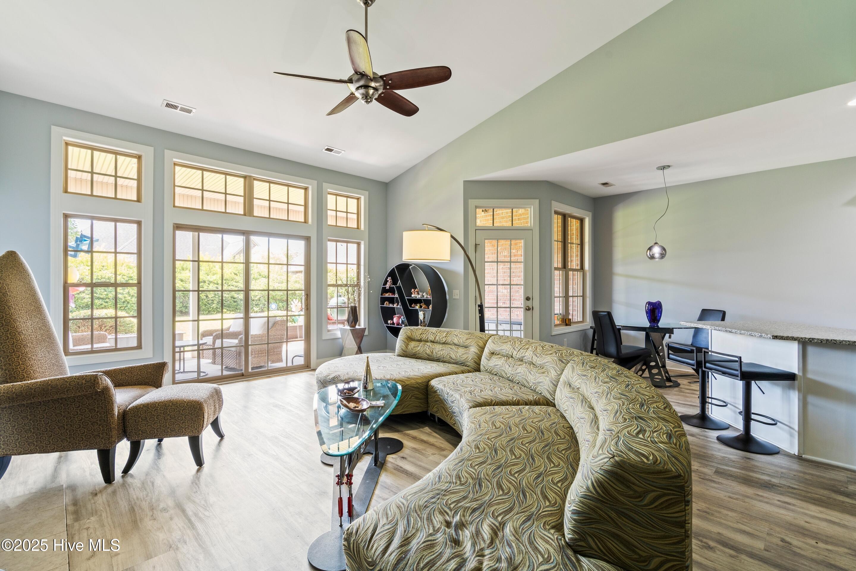 100541104 | Photo 36