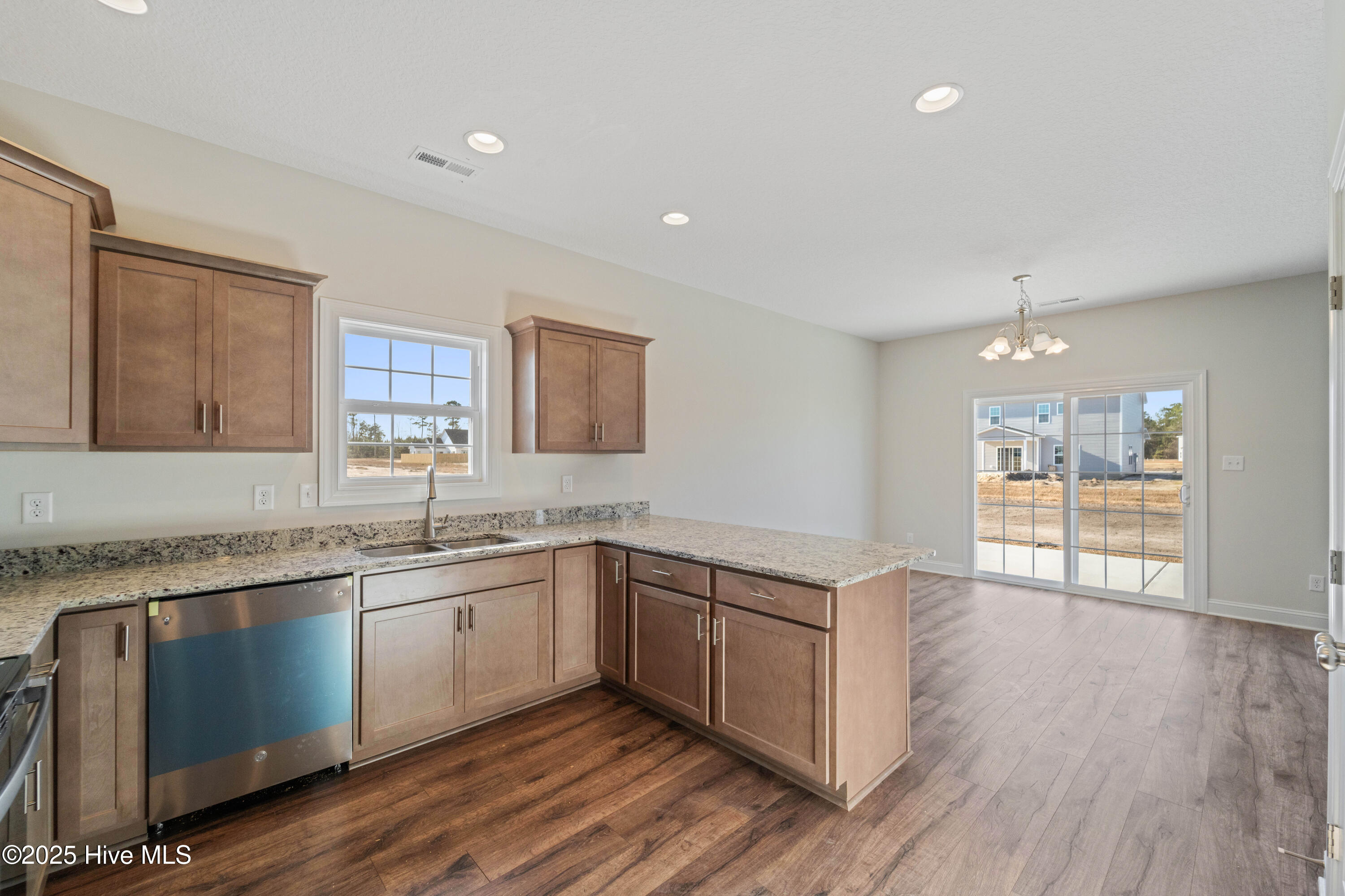 100521805 | Photo 12