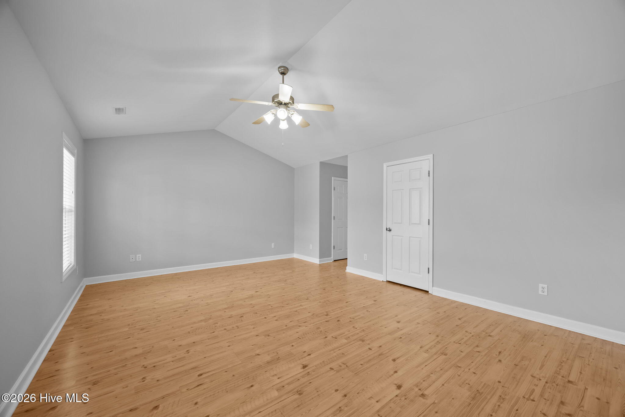 100565984 | Photo 30