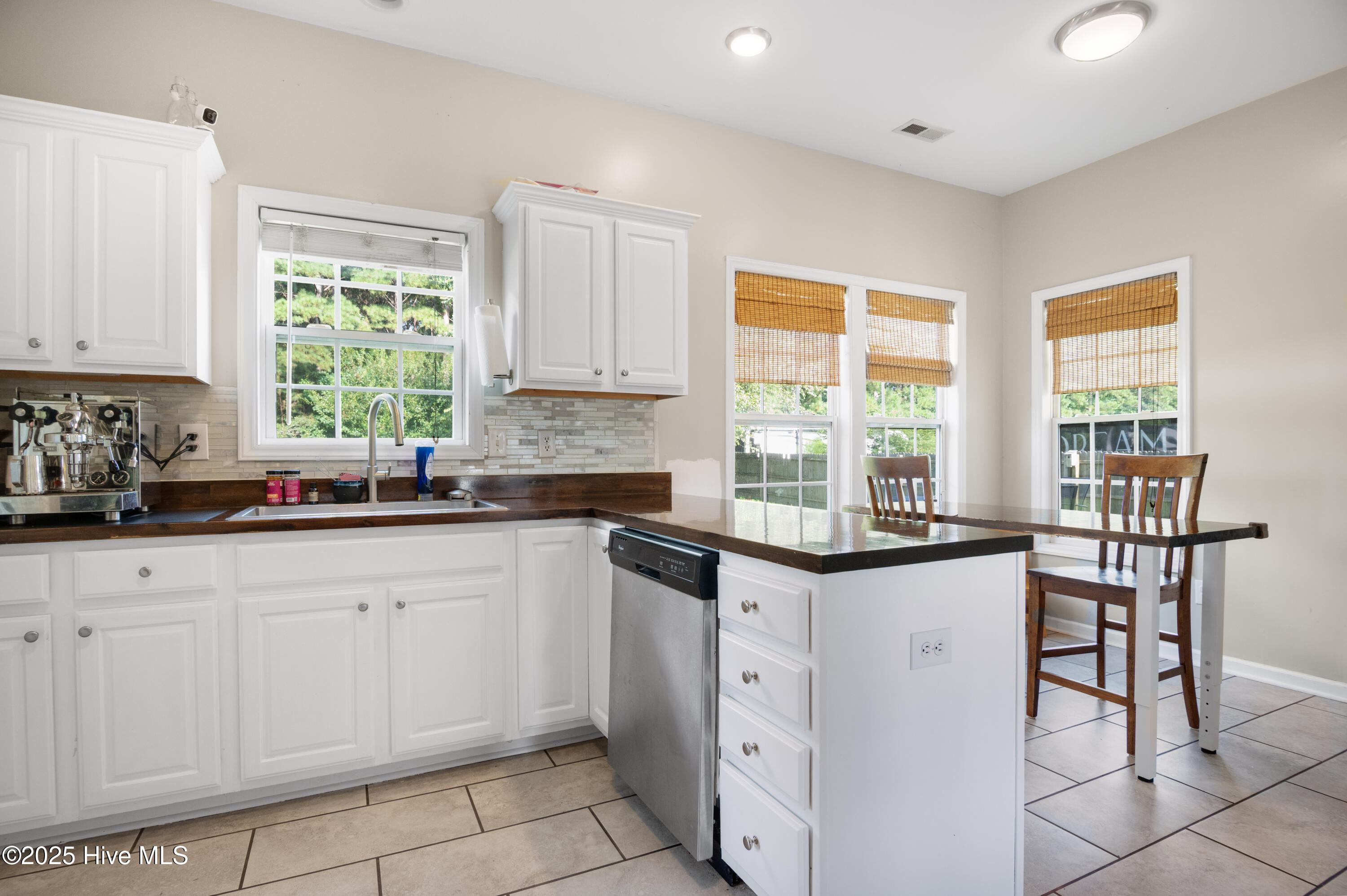 129 Azalea Plantation Boulevard, Maysville, NC 28555 – photo 14: Kitchen