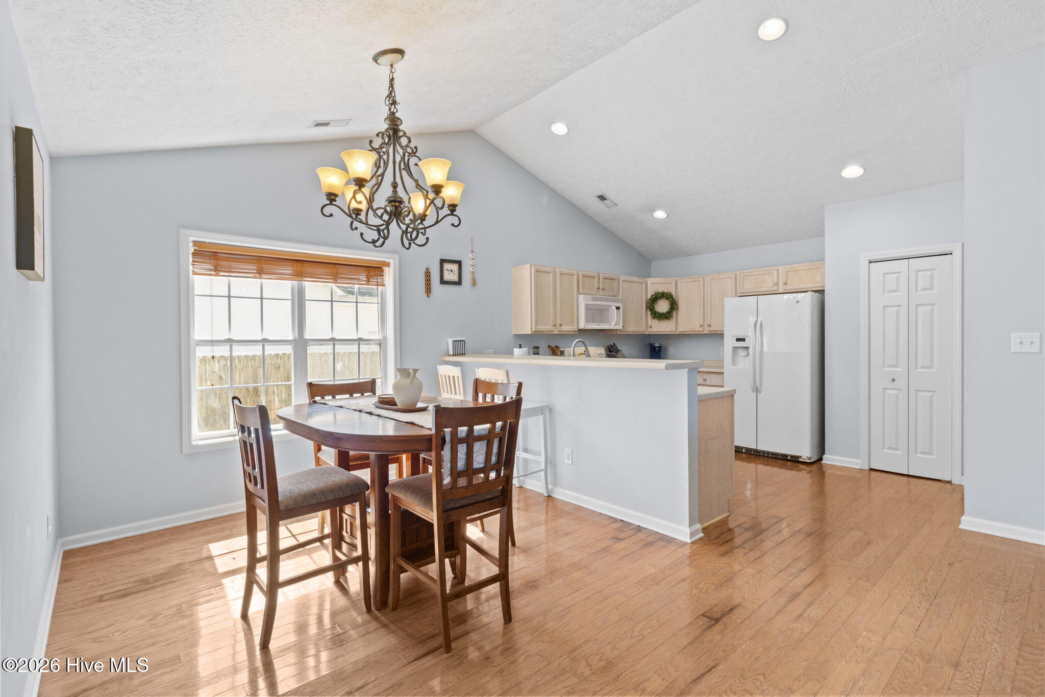 100561998 | Photo 14