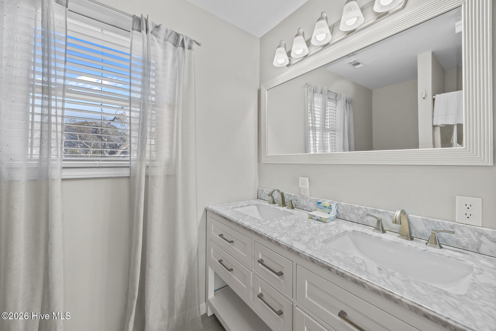 100553984 | Photo 32