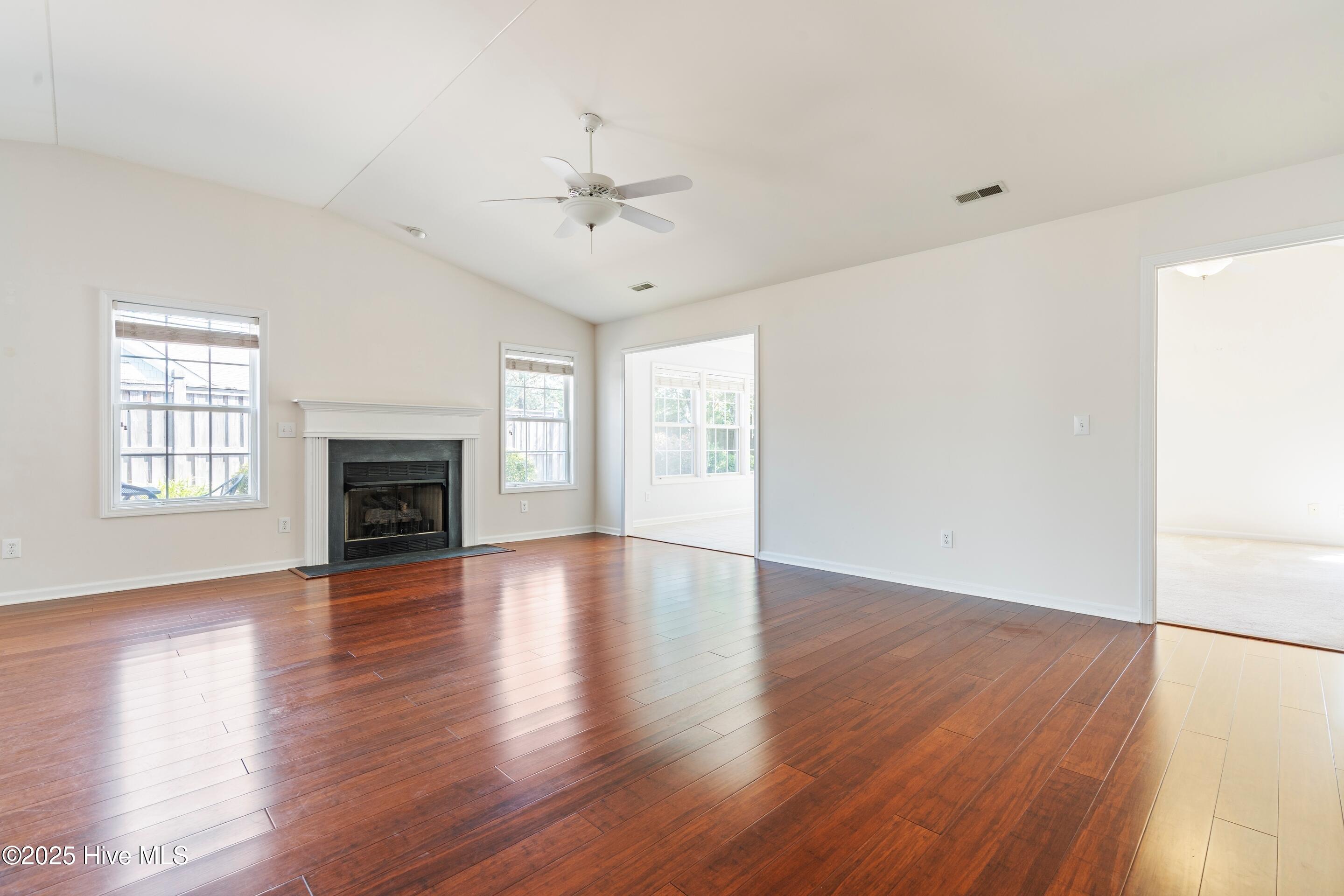 100511628 | Photo 24