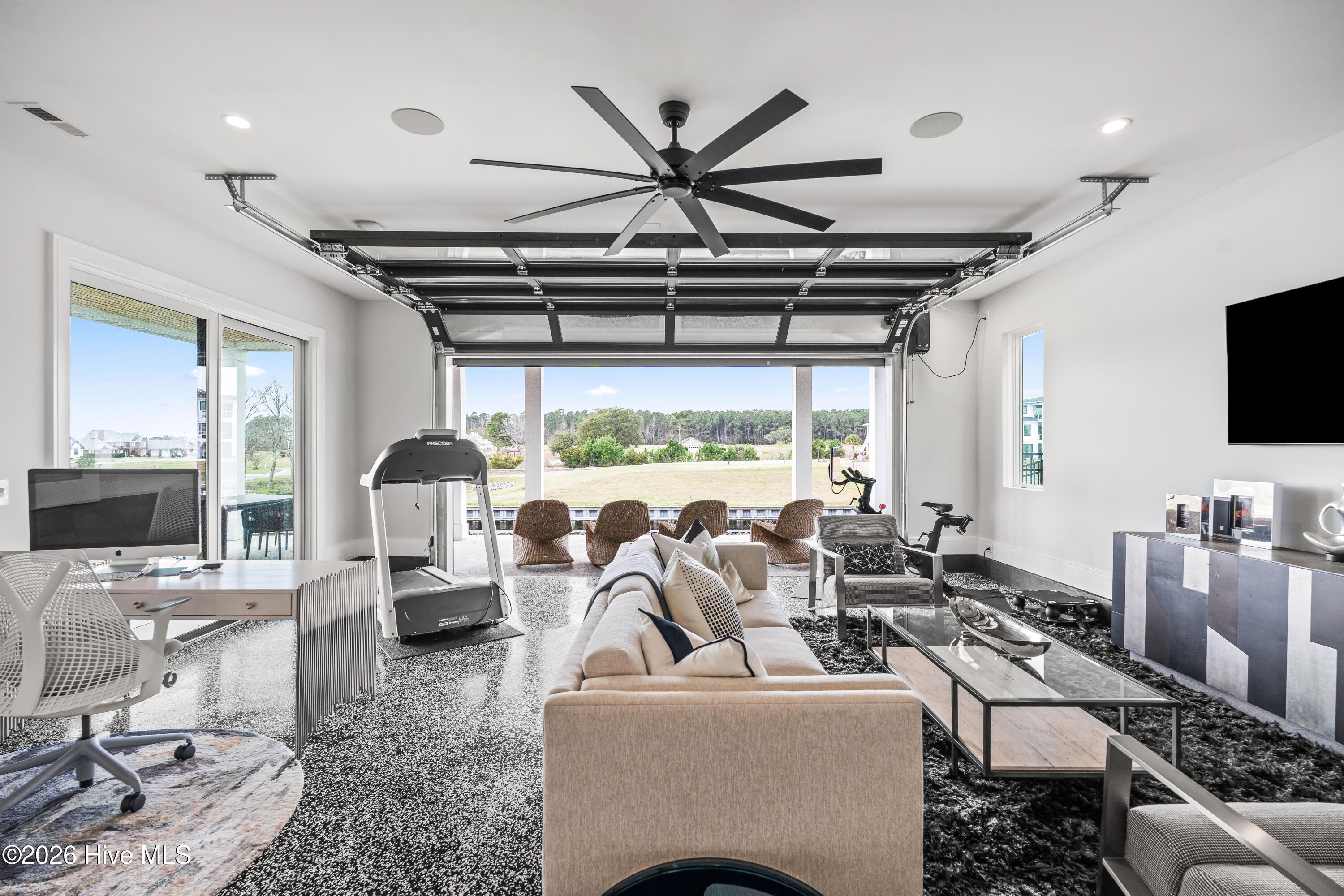 100567165 | Photo 74