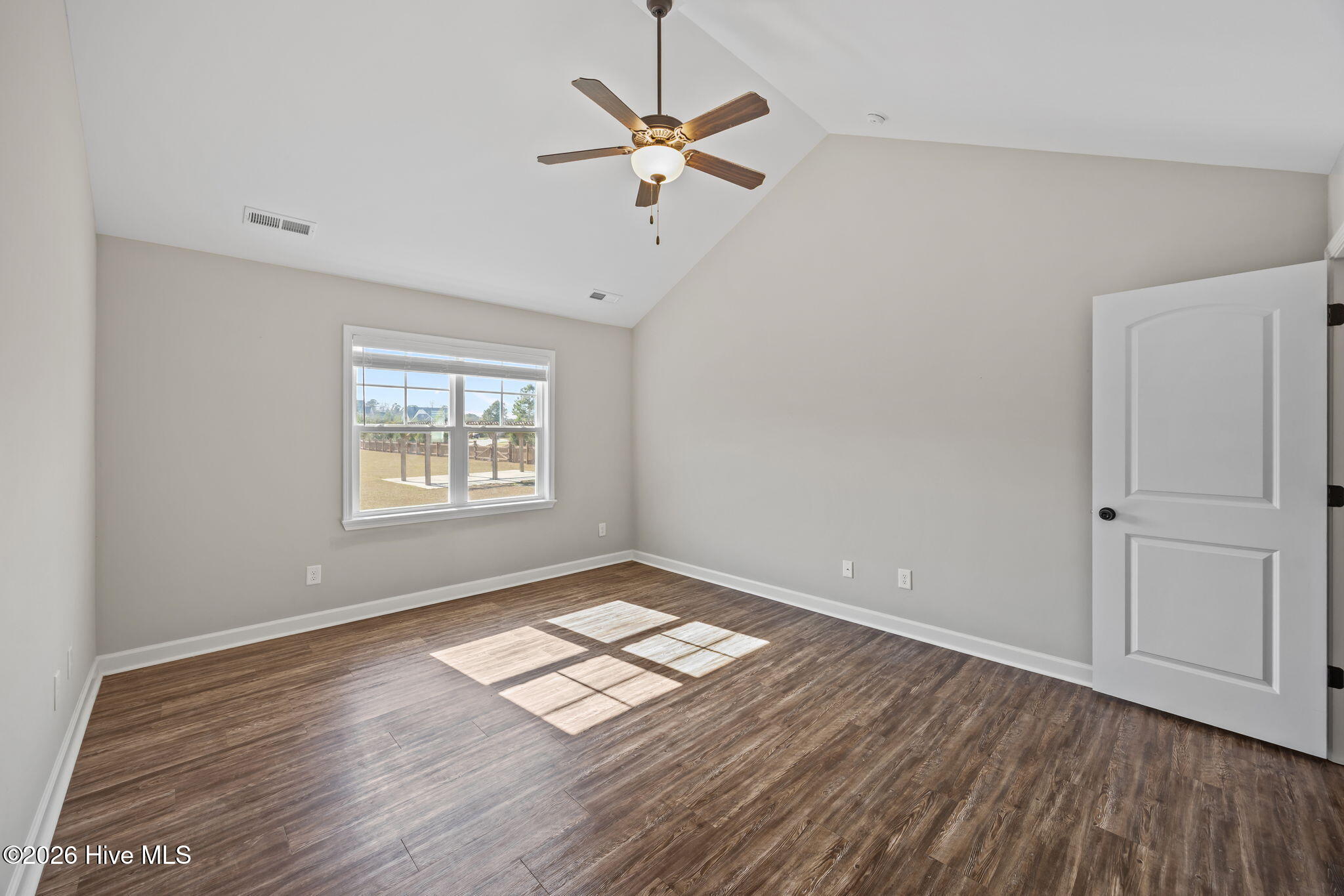 100559276 | Photo 14