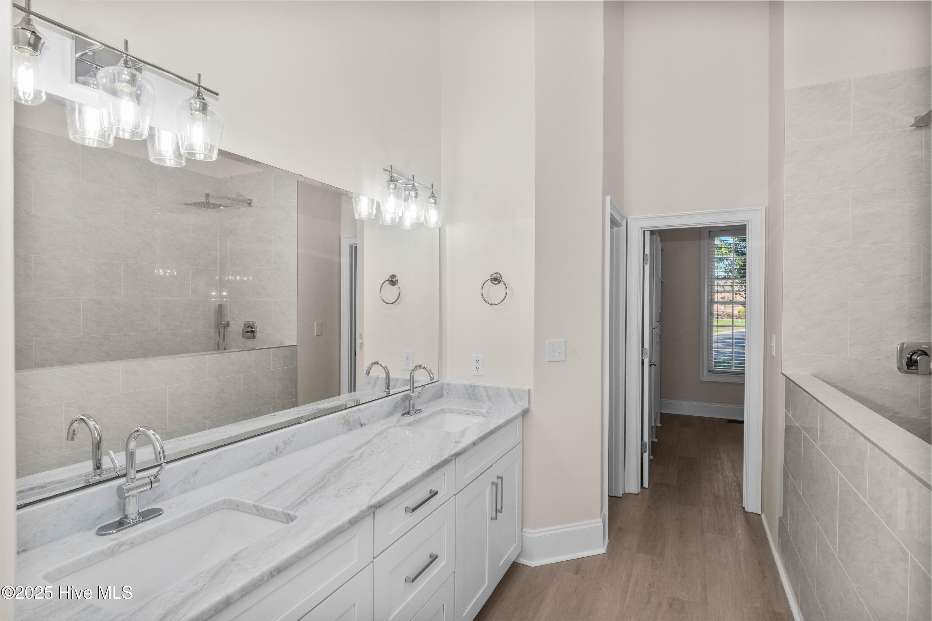 100537525 | Photo 35