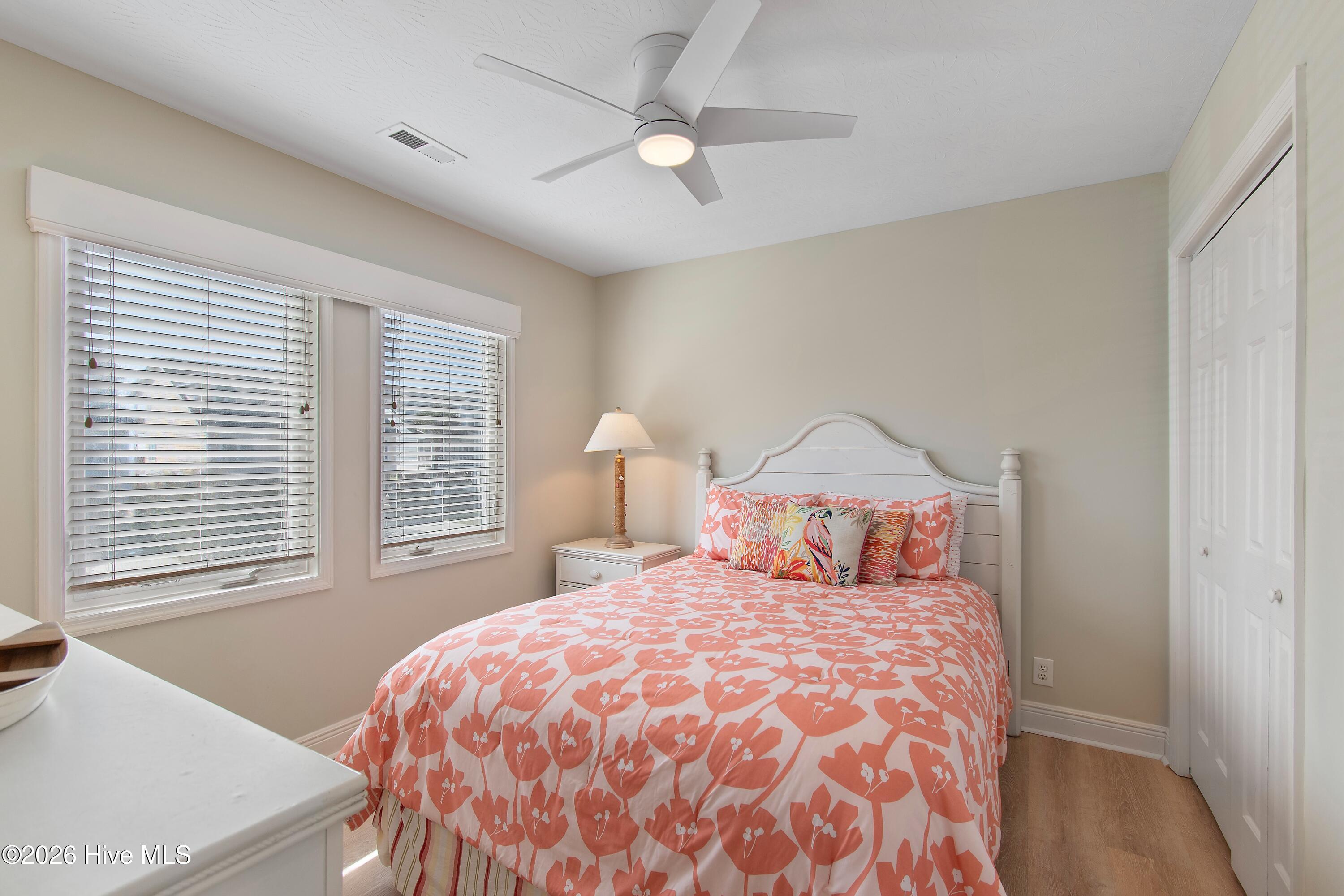 100558900 | Photo 43