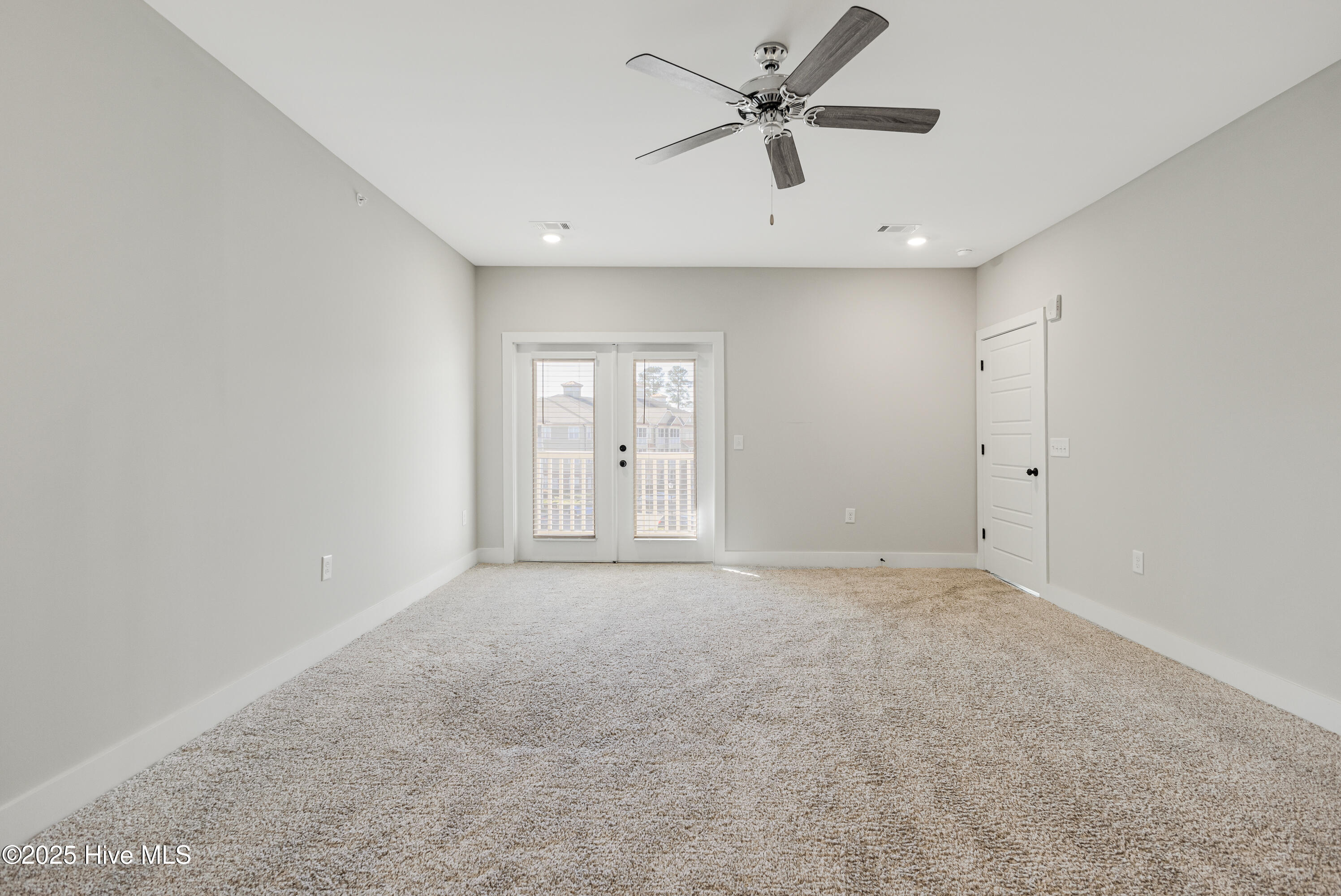 100521435 | Photo 16