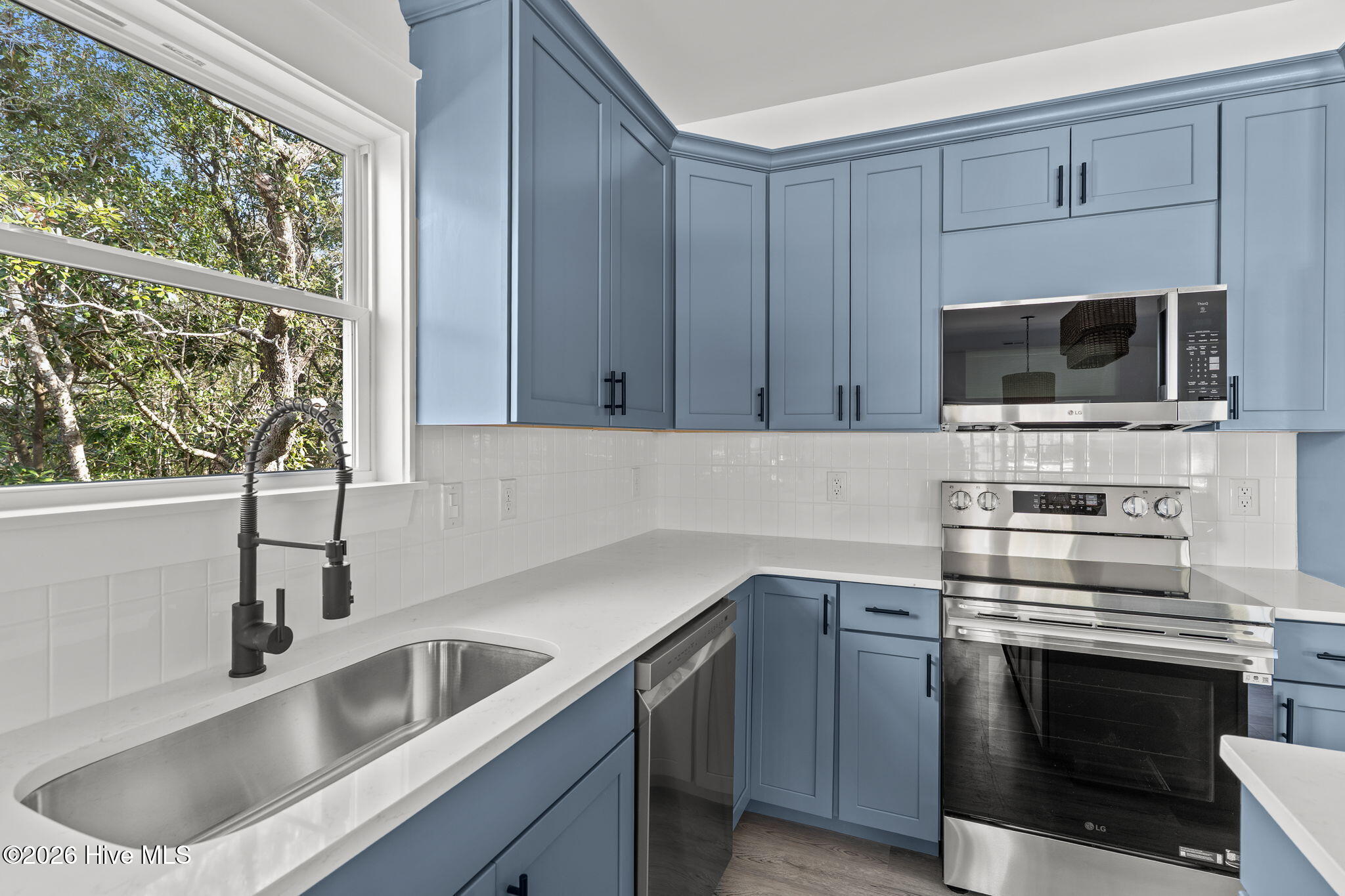 100549320 | Photo 16