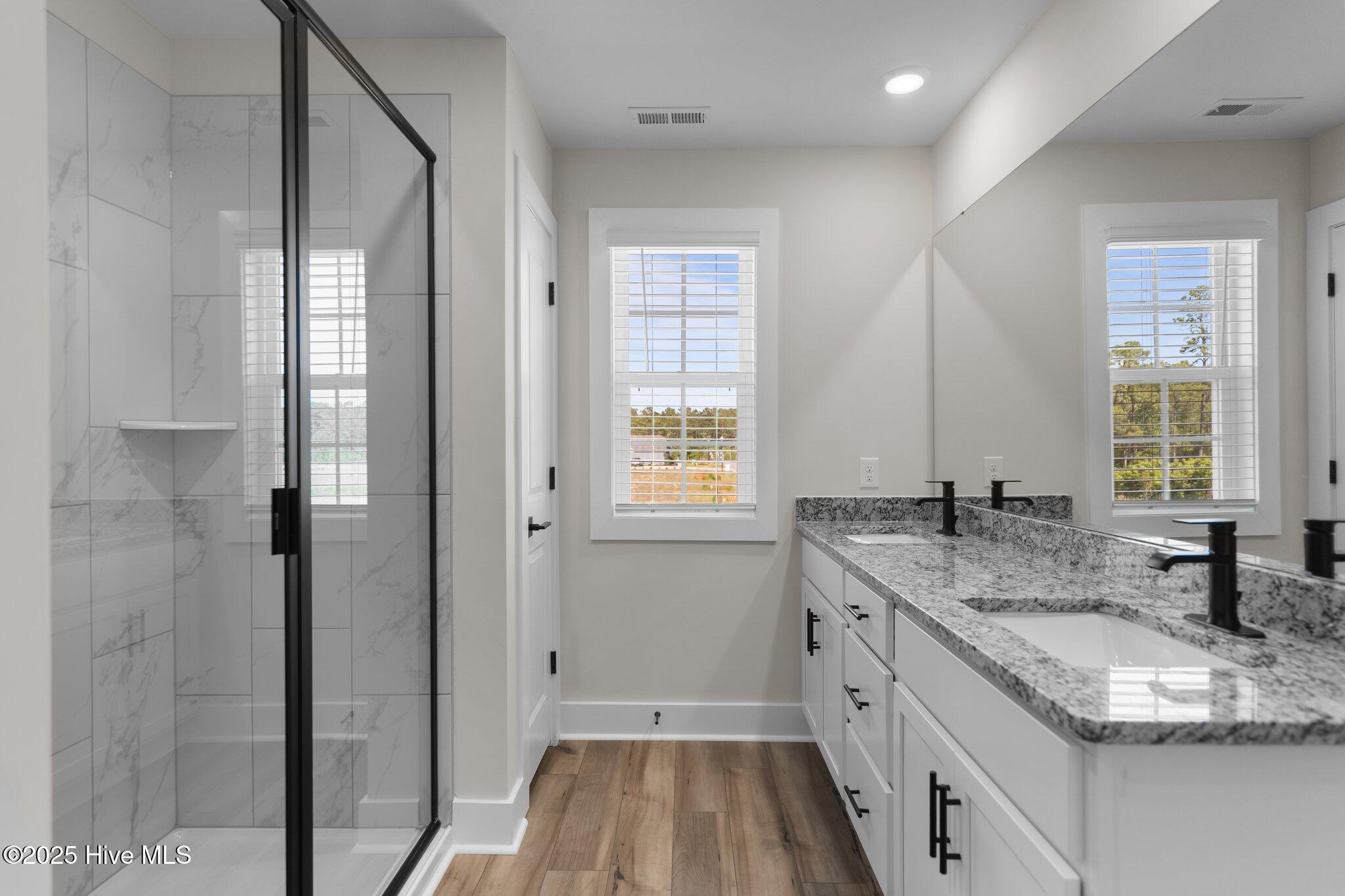 100546392 | Photo 18