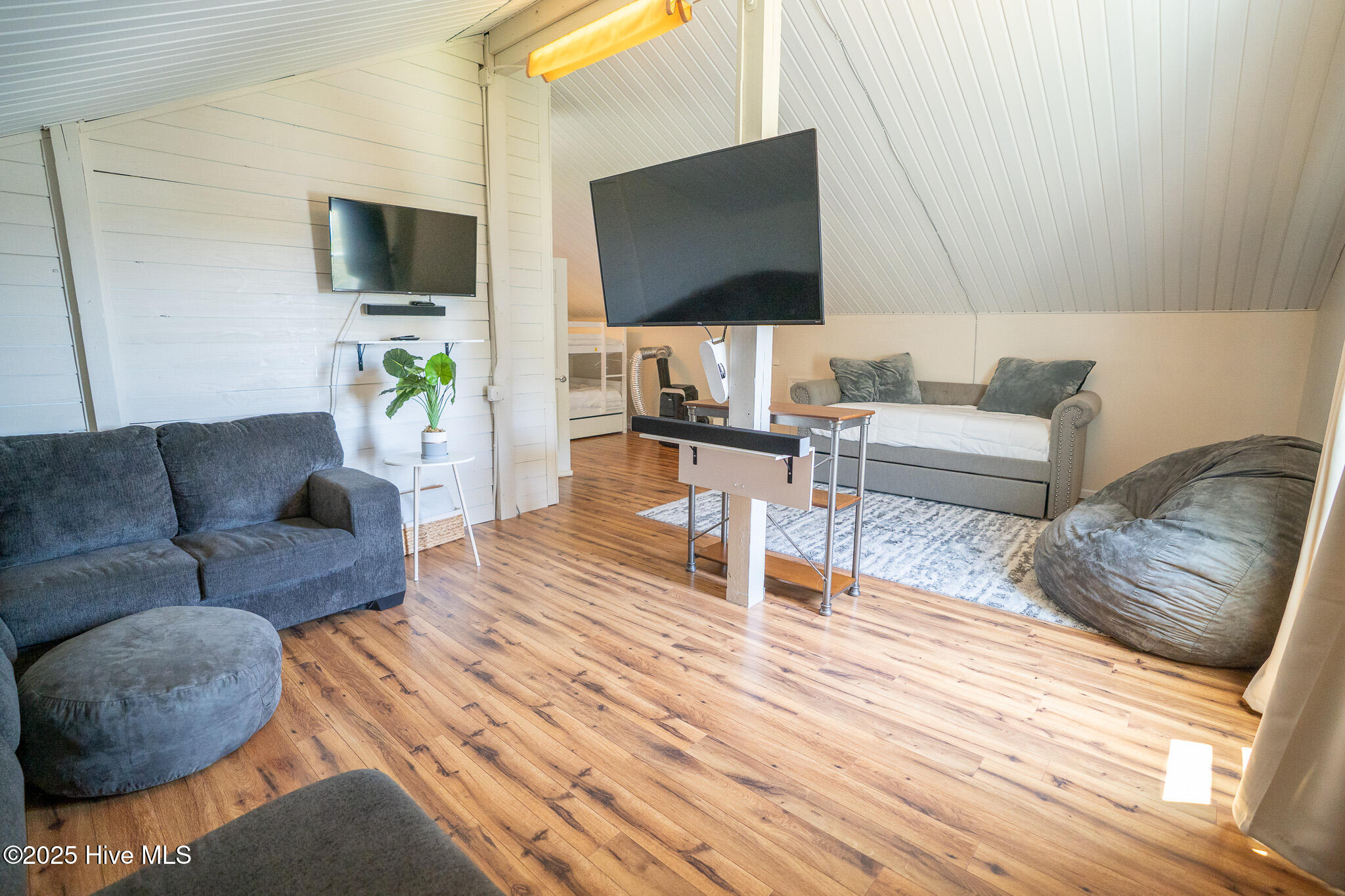 100516311 | Photo 33