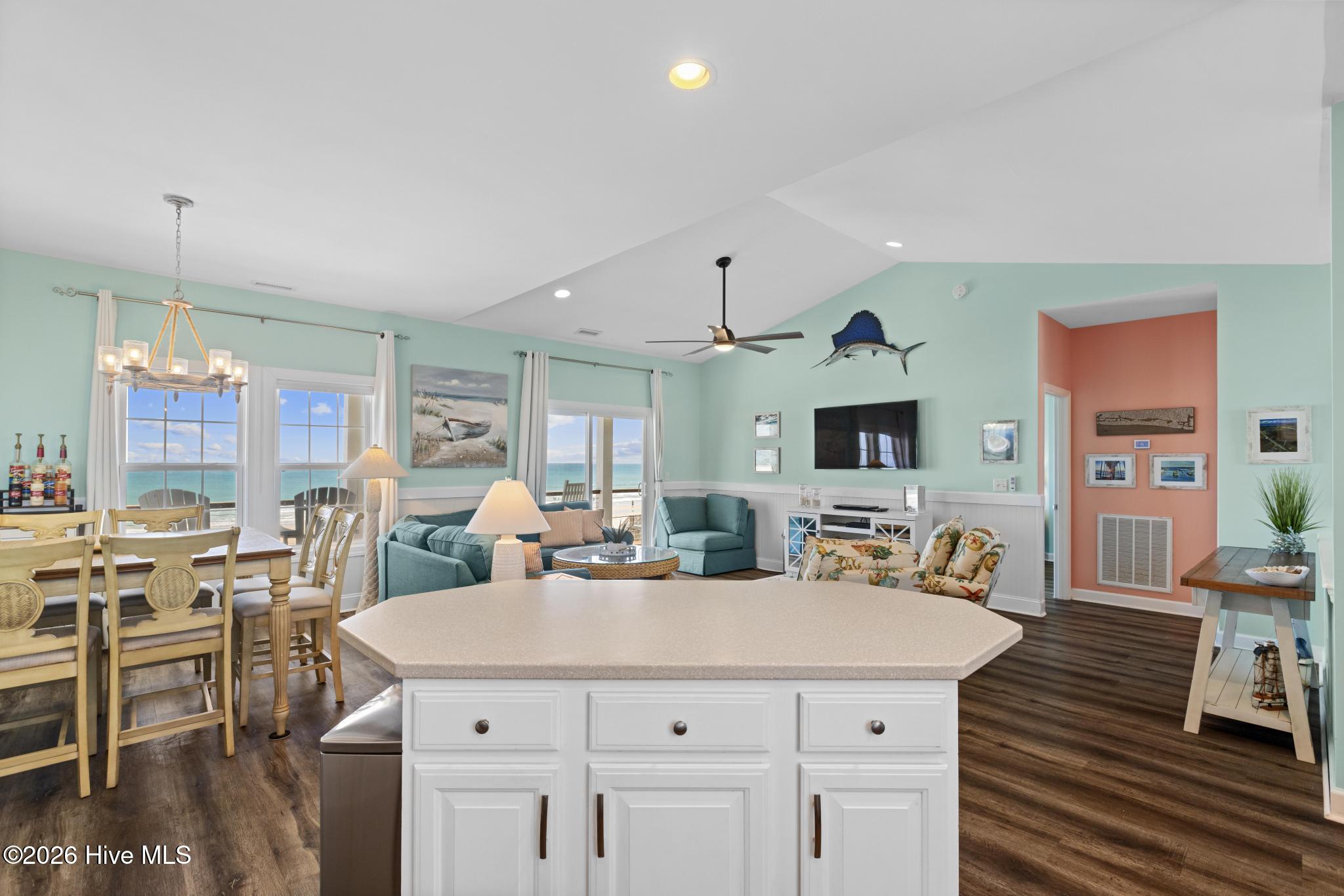 100562265 | Photo 15