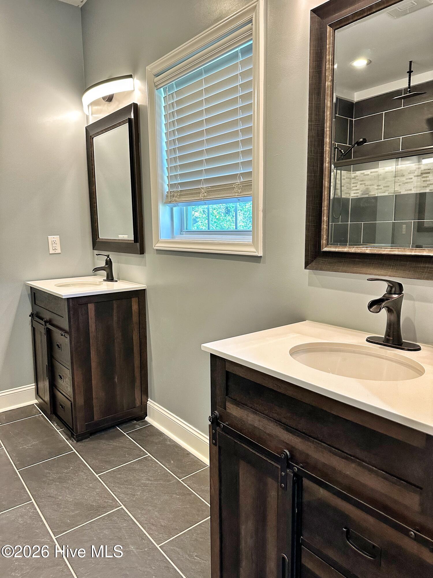 100562100 | Photo 18