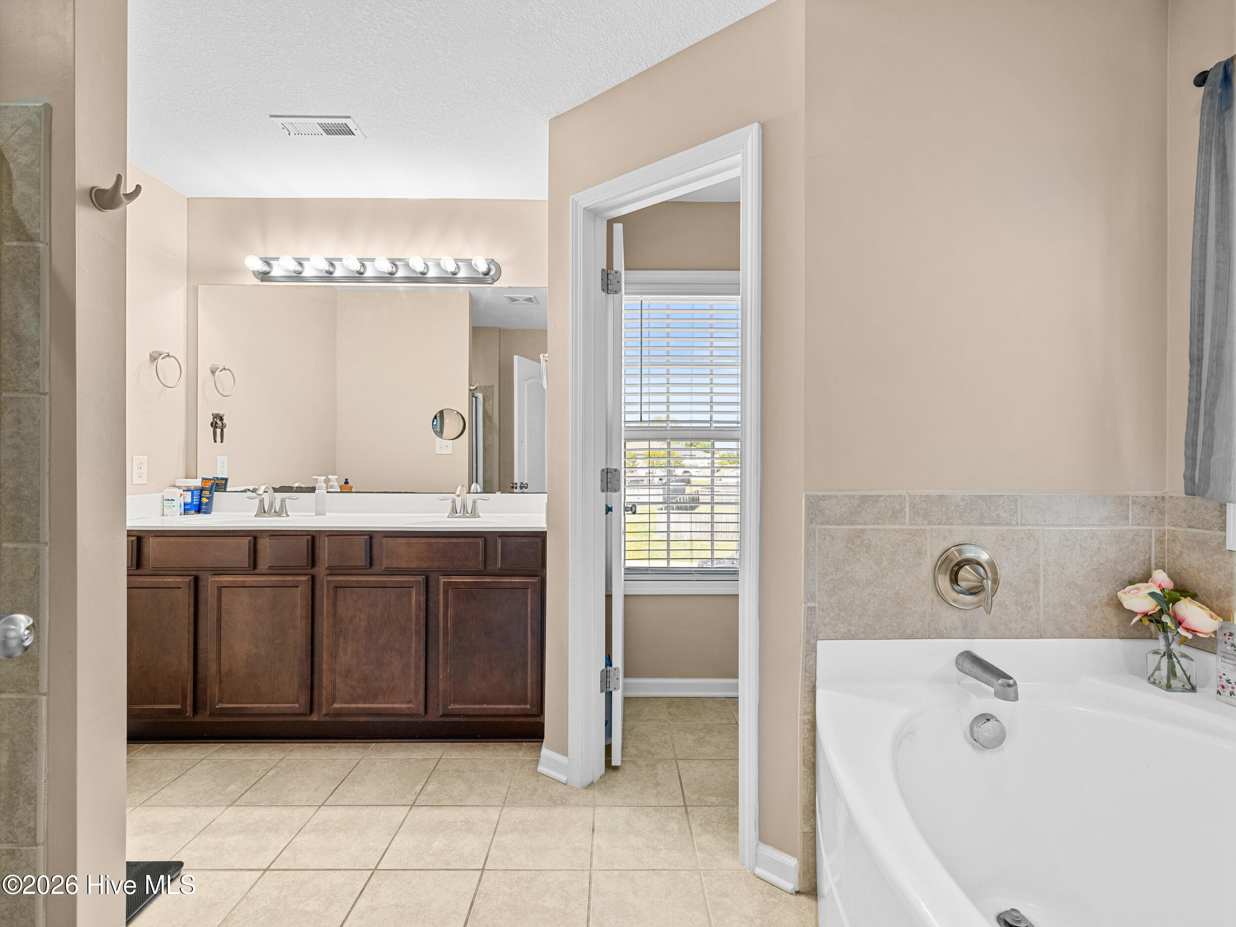 100568044 | Photo 33