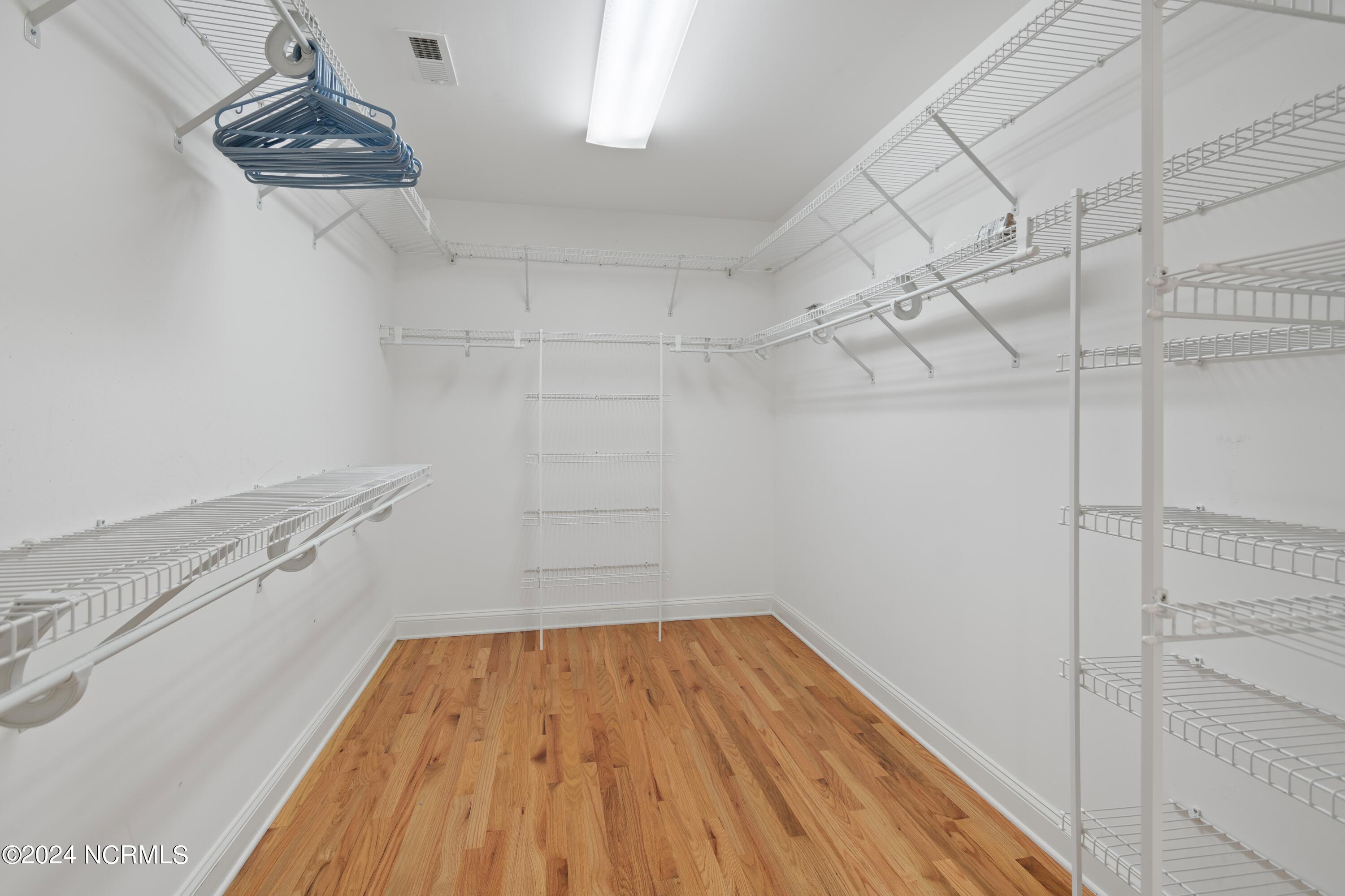 100553492 | Photo 15