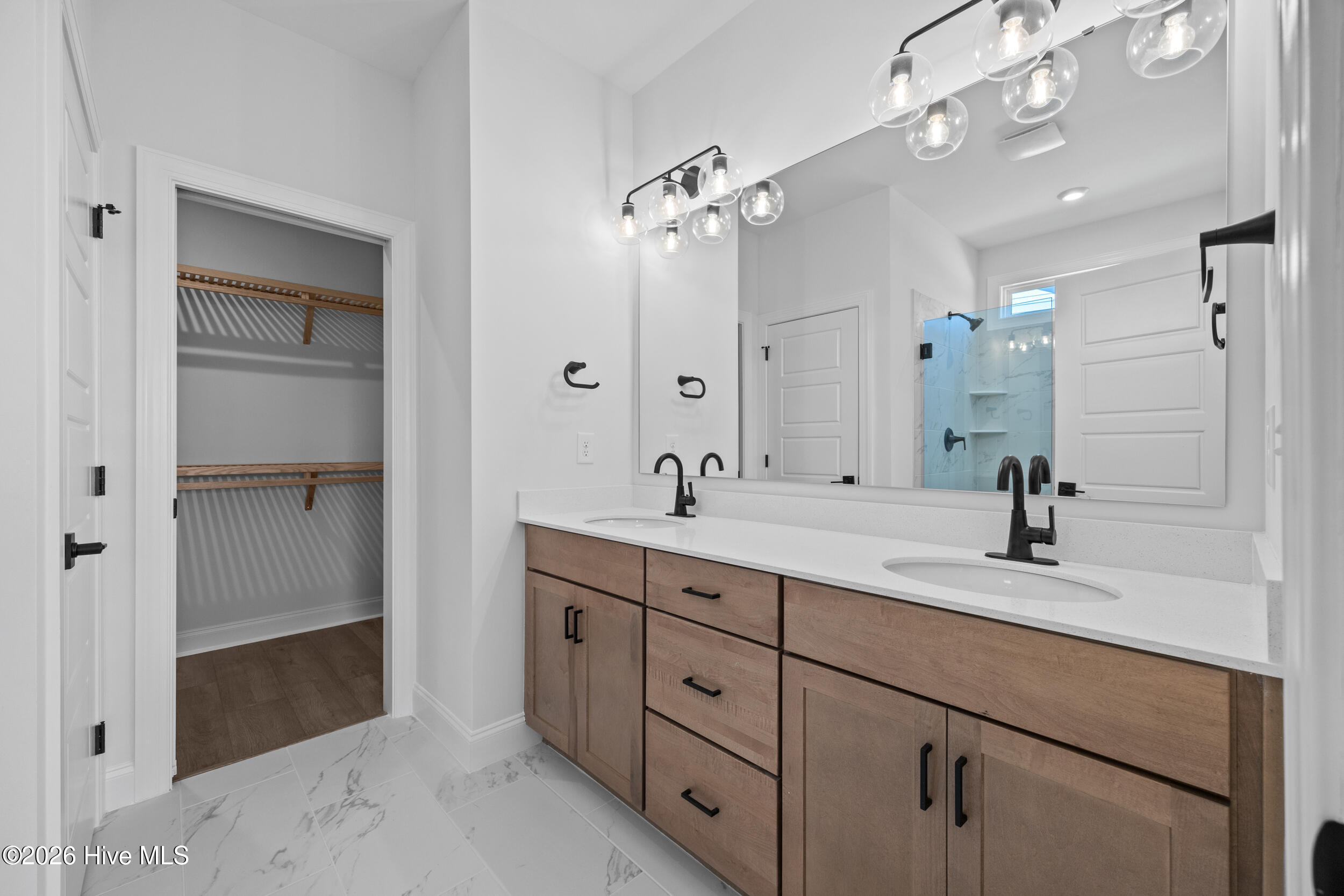 100533479 | Photo 22