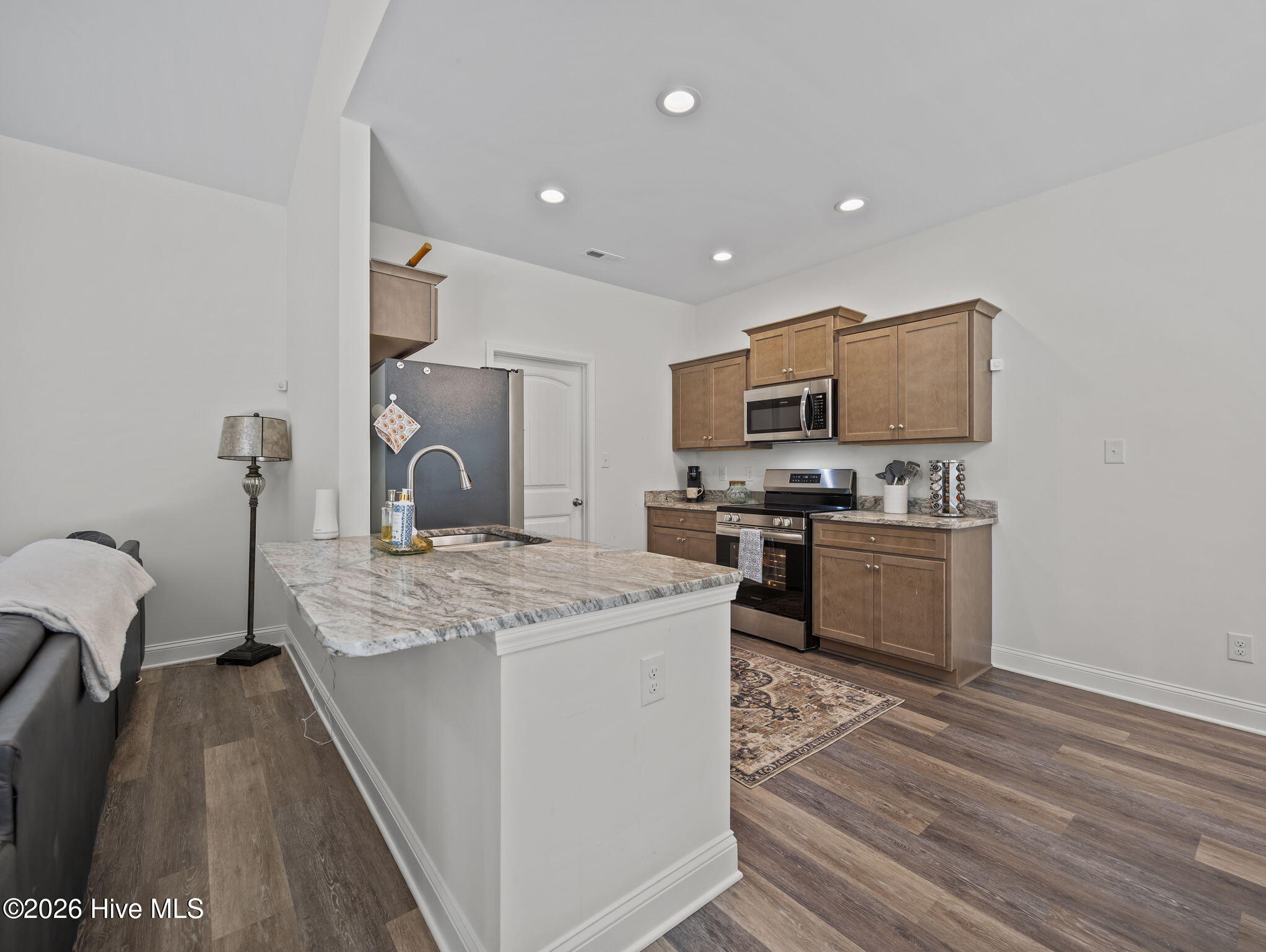 100569274 | Photo 14