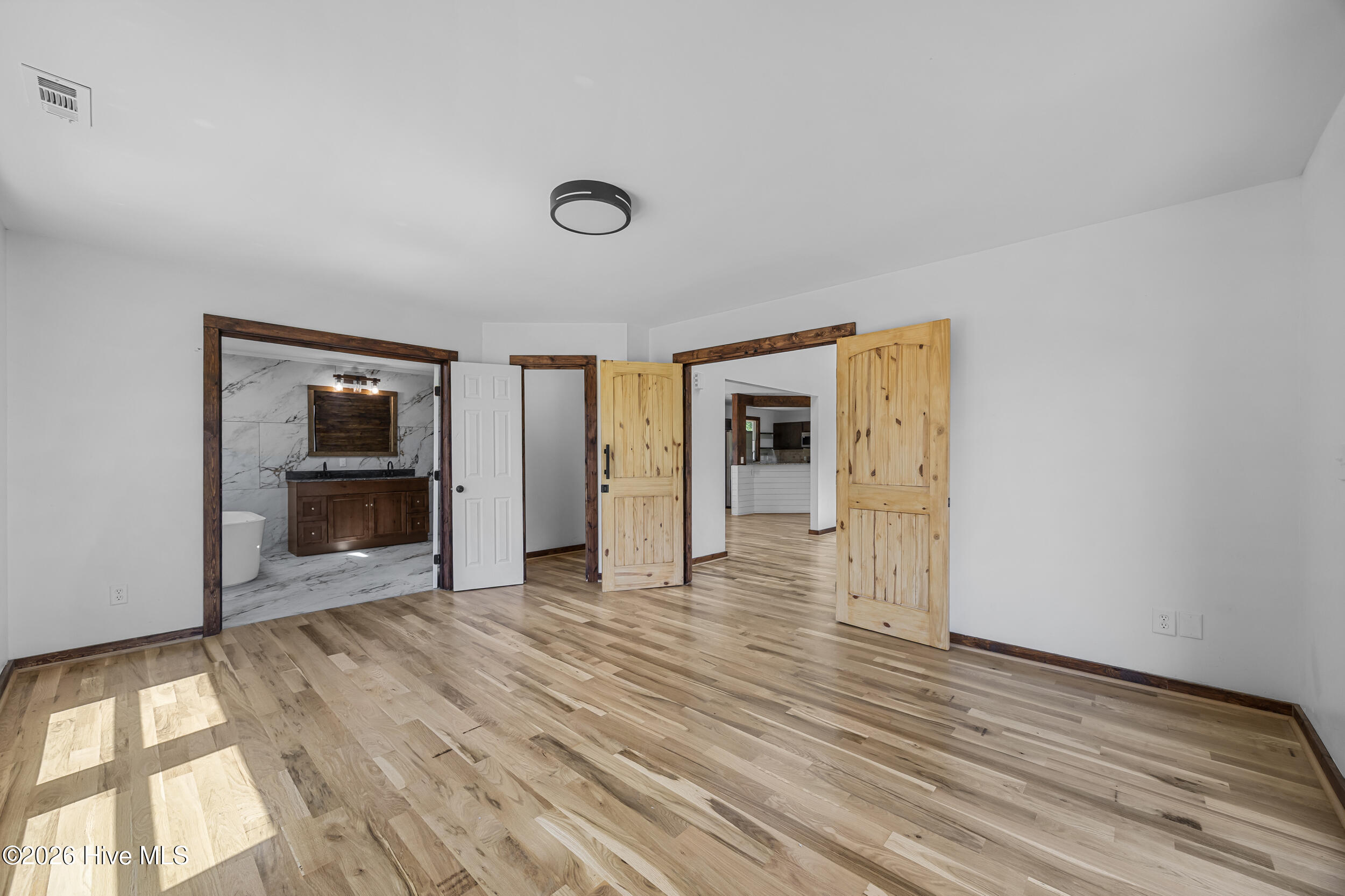 100568945 | Photo 35