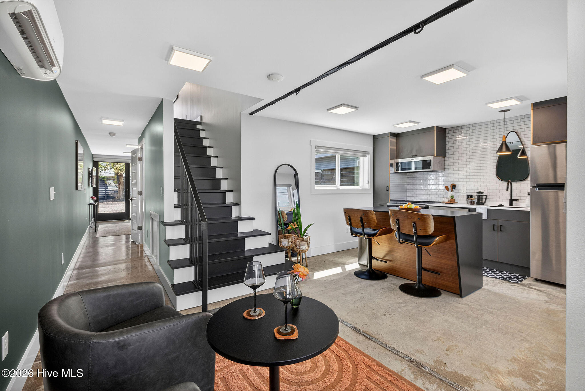 100563614 | Photo 11