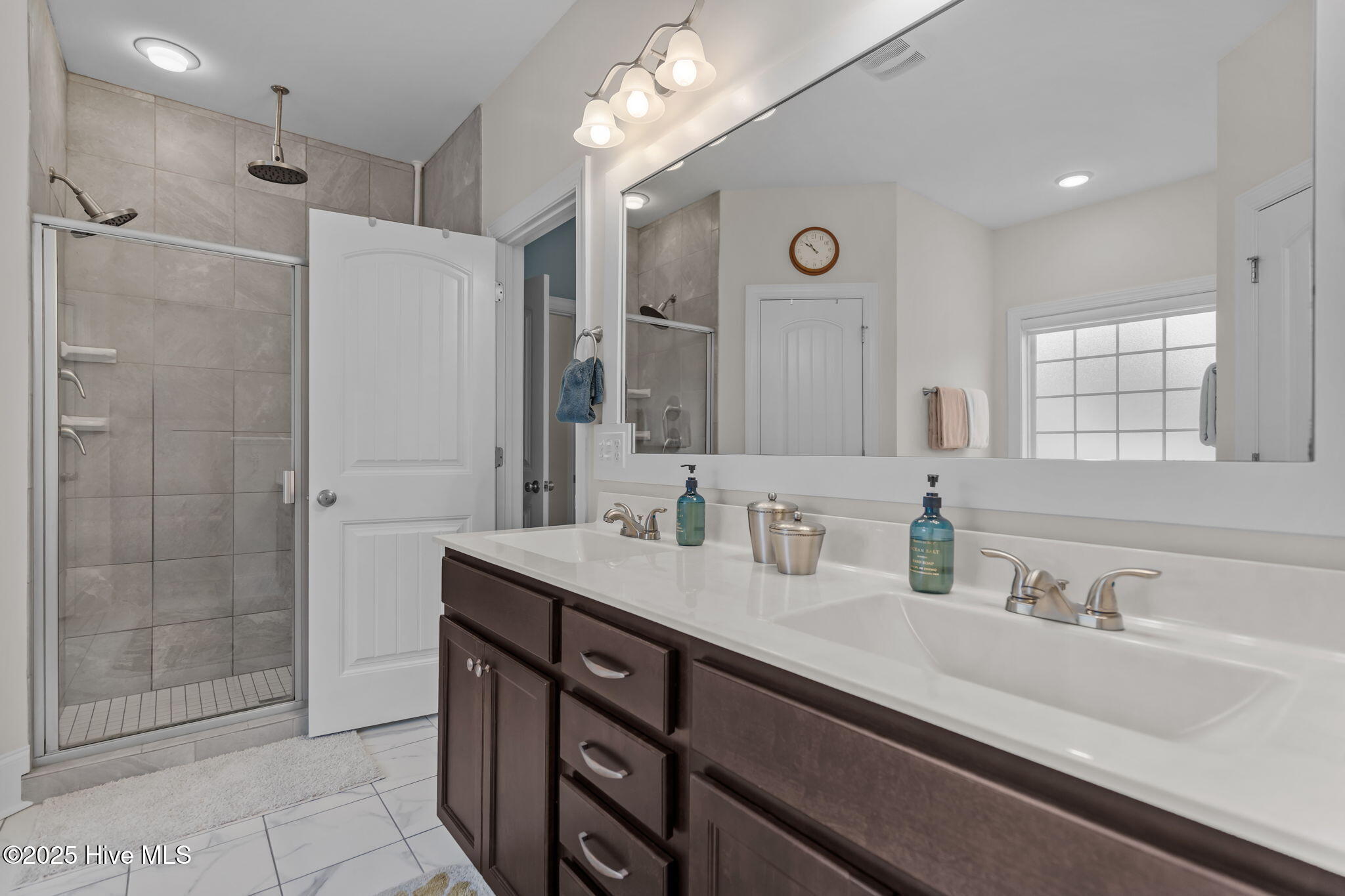 100543629 | Photo 26