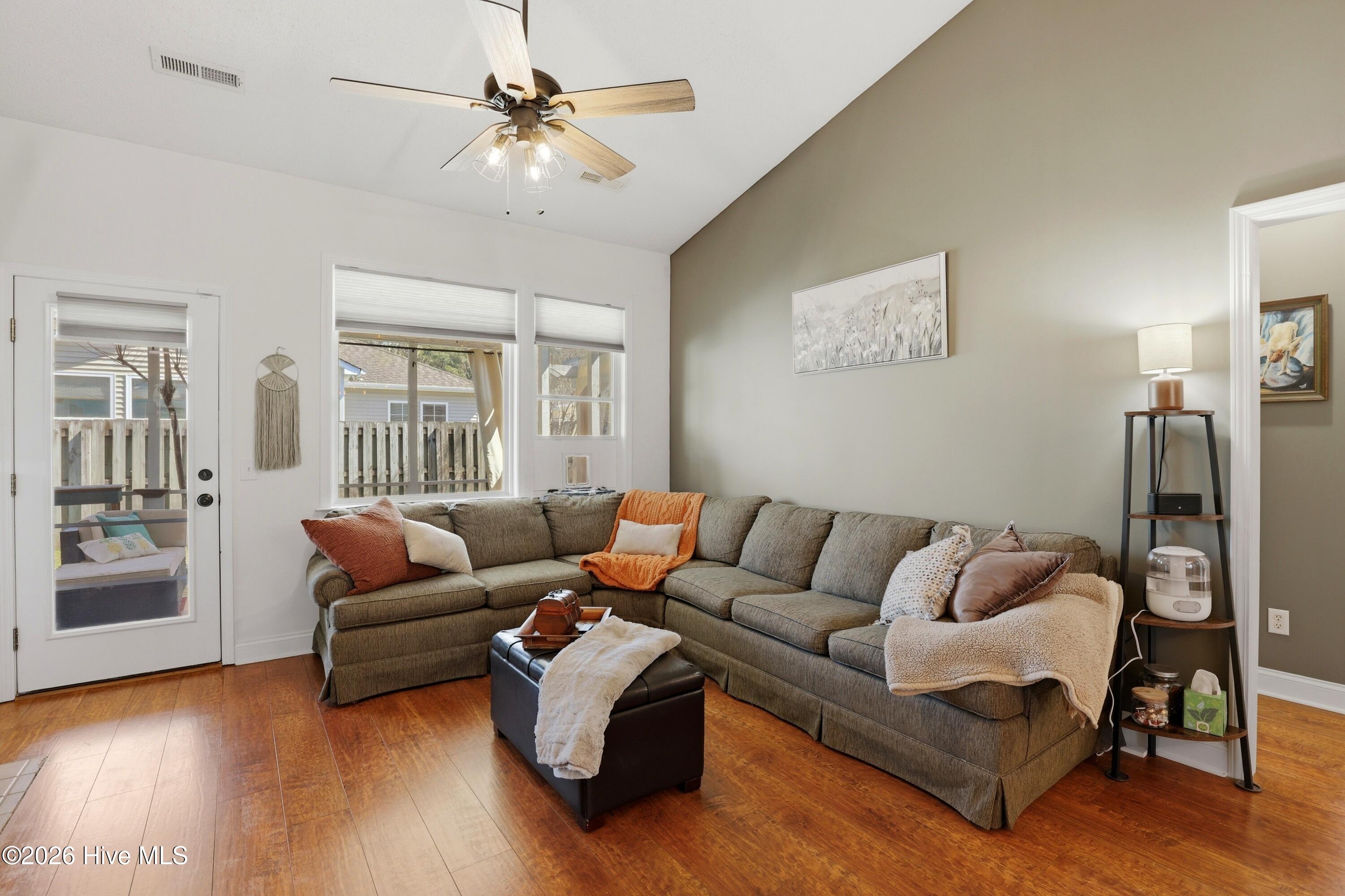 100560497 | Photo 15