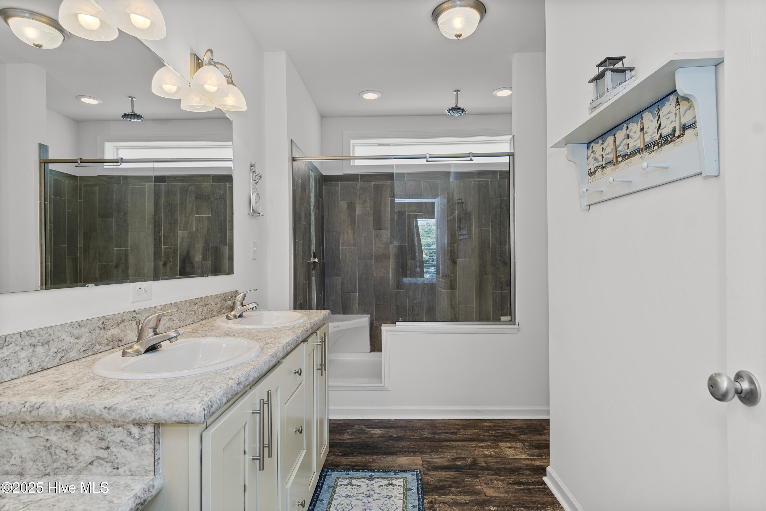 100520173 | Photo 36