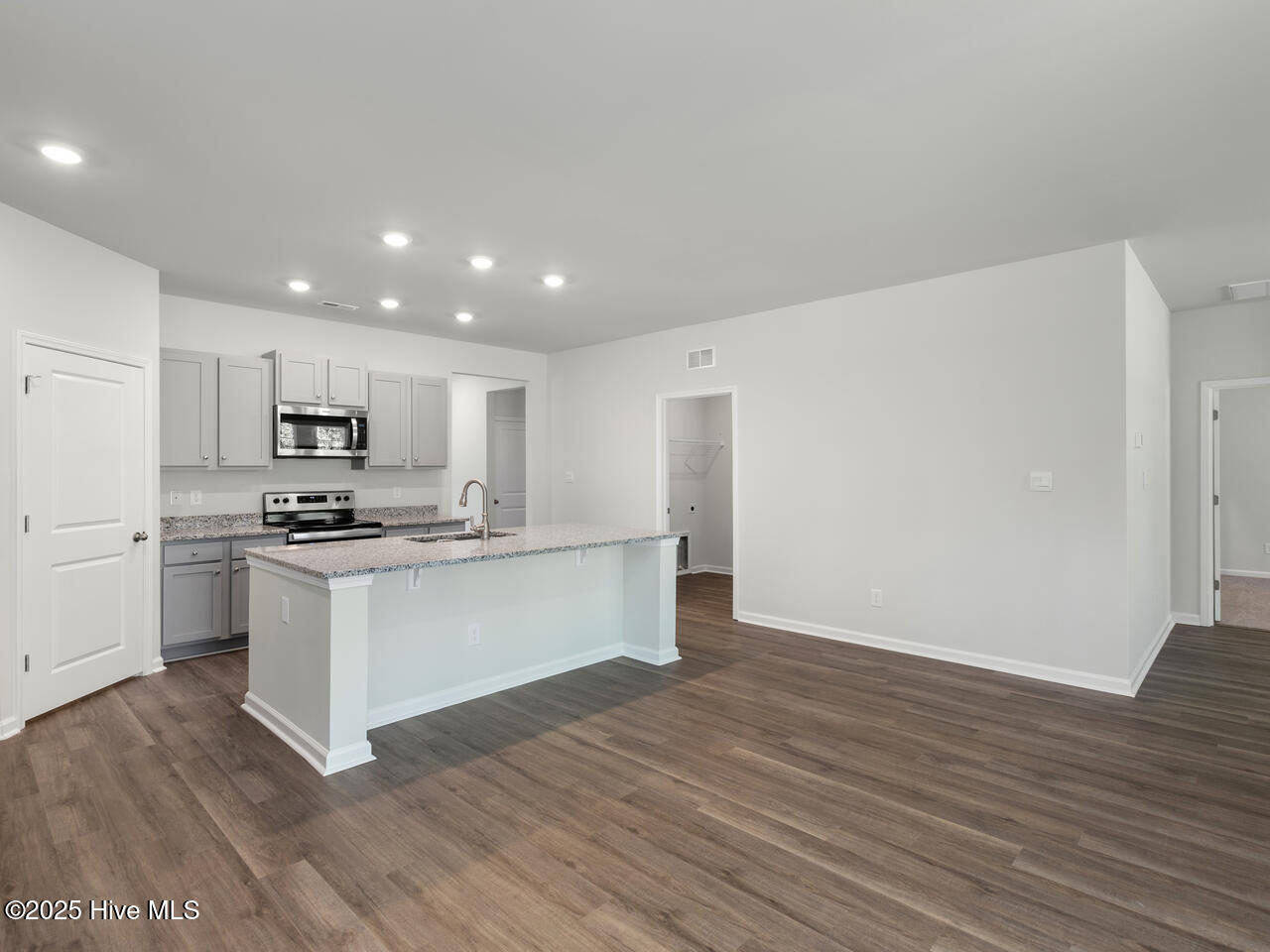 100515023 | Photo 10